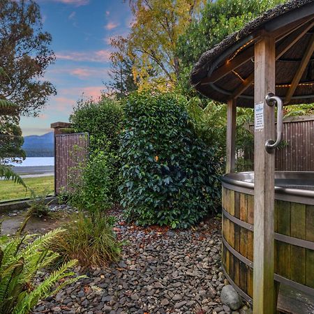 Tasman Holiday Parks - Te Anau Exteriör bild Hot Tub at the Lake