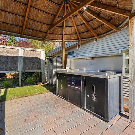 Tasman Holiday Parks - Te Anau Exteriör bild Outdoor kitchen