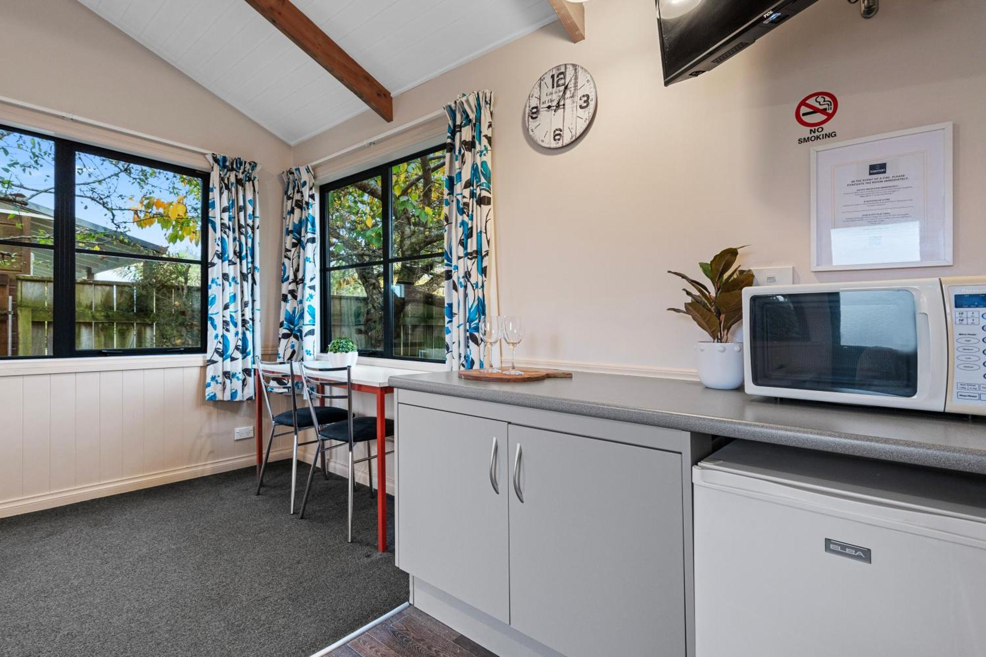 Tasman Holiday Parks - Te Anau Exteriör bild The kitchen at the hostel