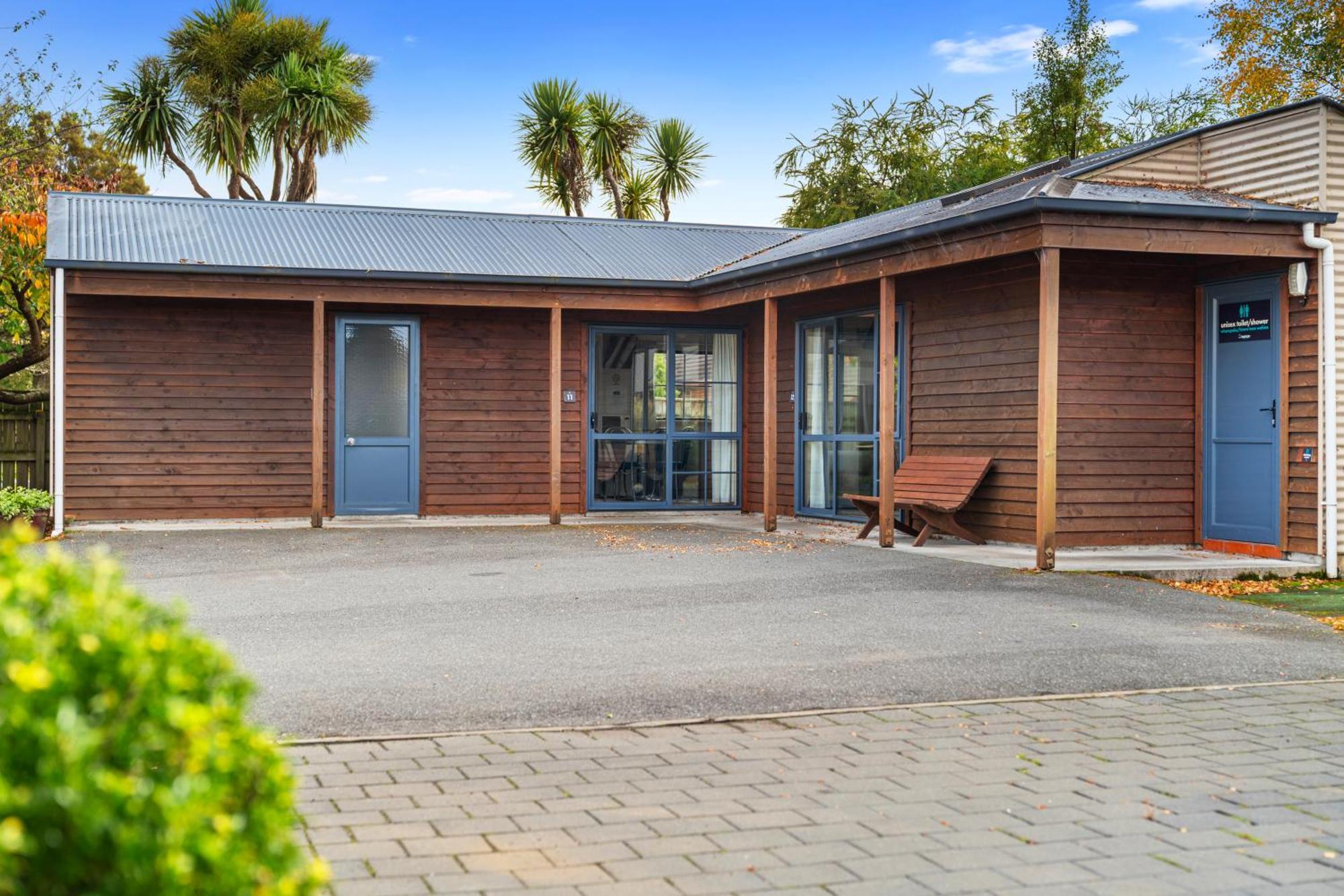 Tasman Holiday Parks - Te Anau Exteriör bild The entrance to the school's library