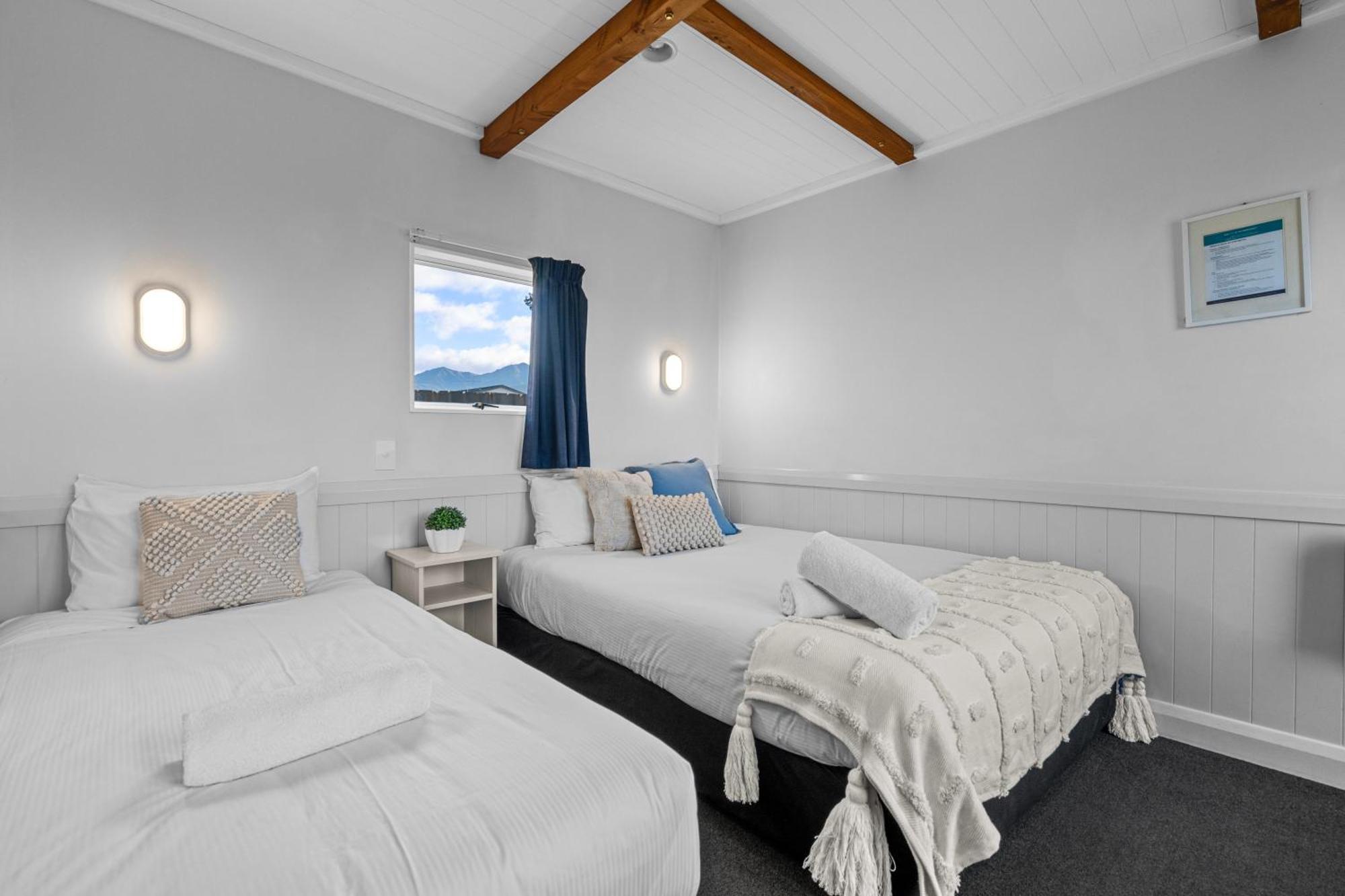 Tasman Holiday Parks - Te Anau Exteriör bild A bedroom at the hotel