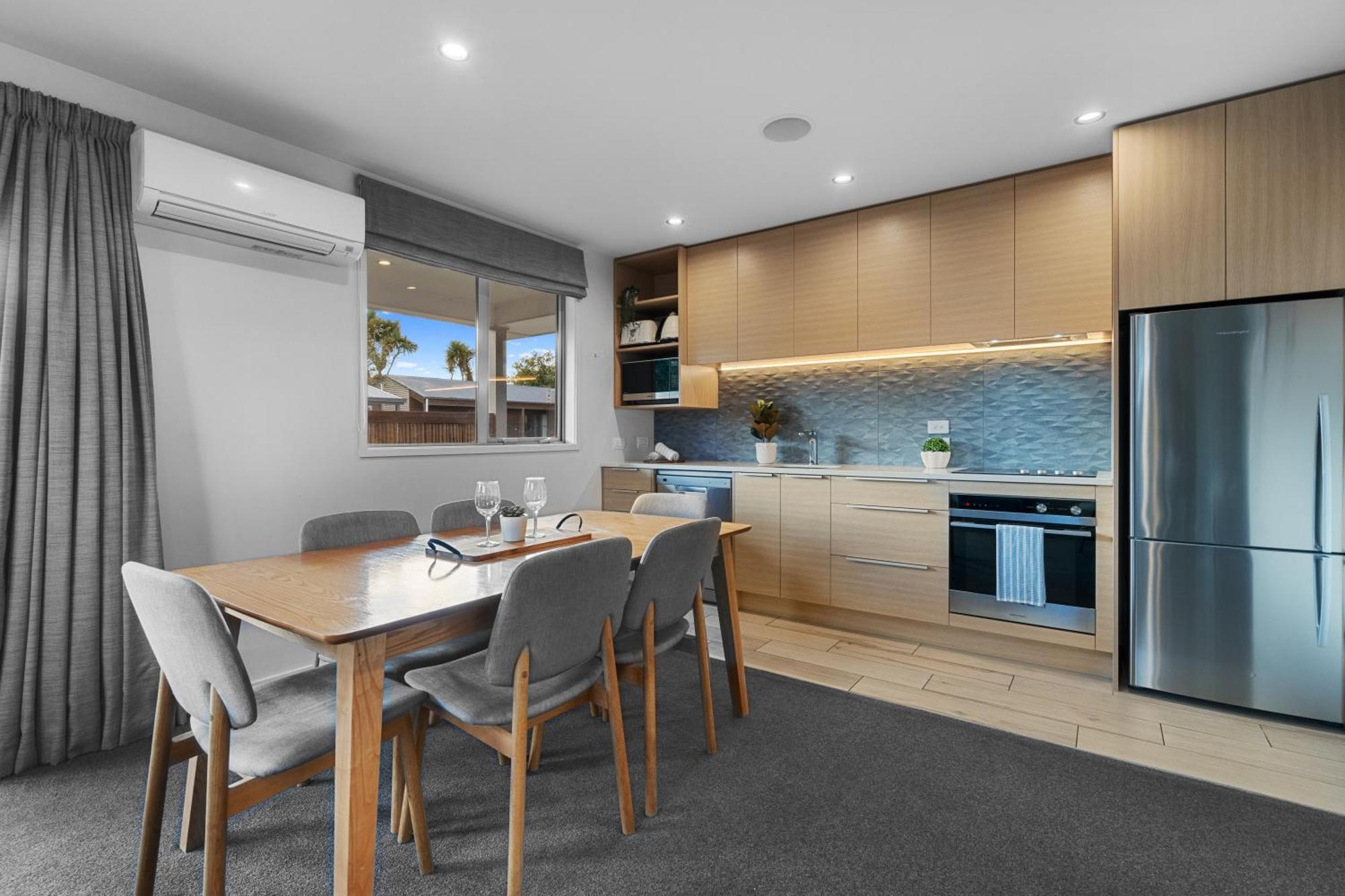 Tasman Holiday Parks - Te Anau Exteriör bild A staged kitchen