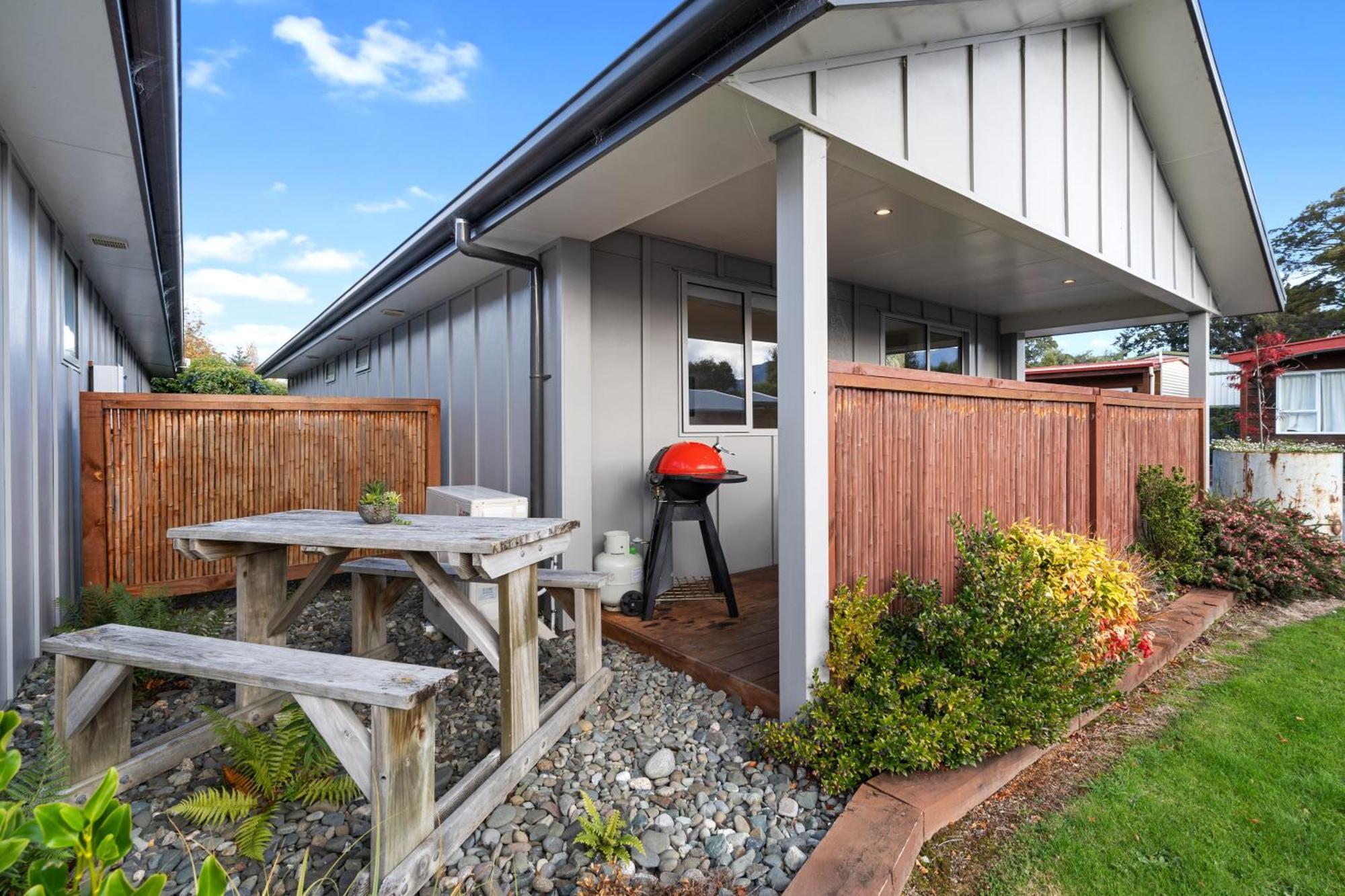 Tasman Holiday Parks - Te Anau Exteriör bild A typical Kiwibuild home in Hamilton
