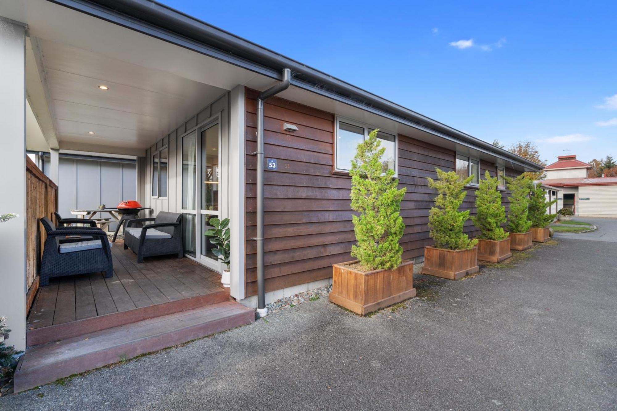 Tasman Holiday Parks - Te Anau Exteriör bild A typical villa at the park