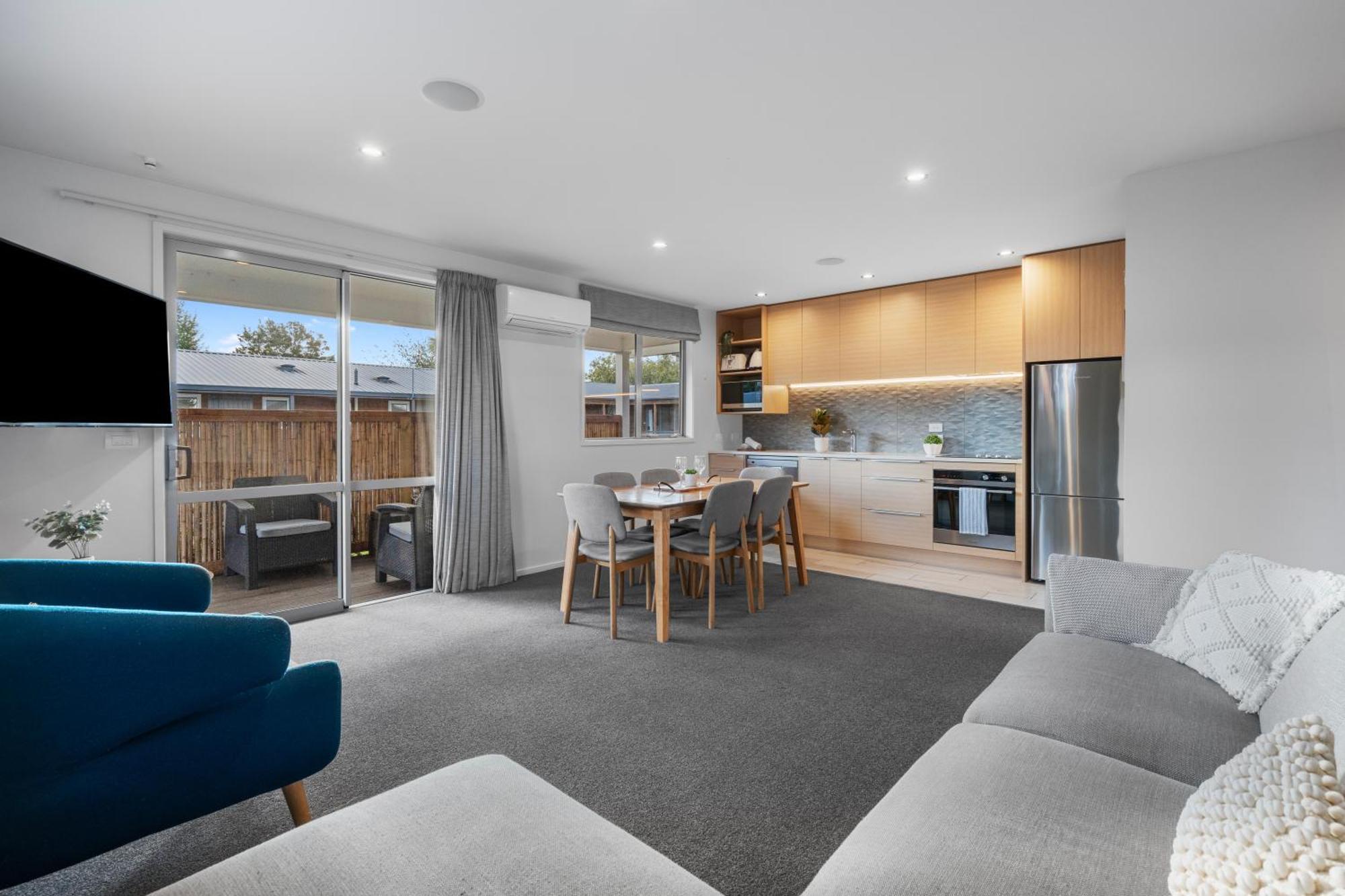 Tasman Holiday Parks - Te Anau Exteriör bild A staged apartment at the Village