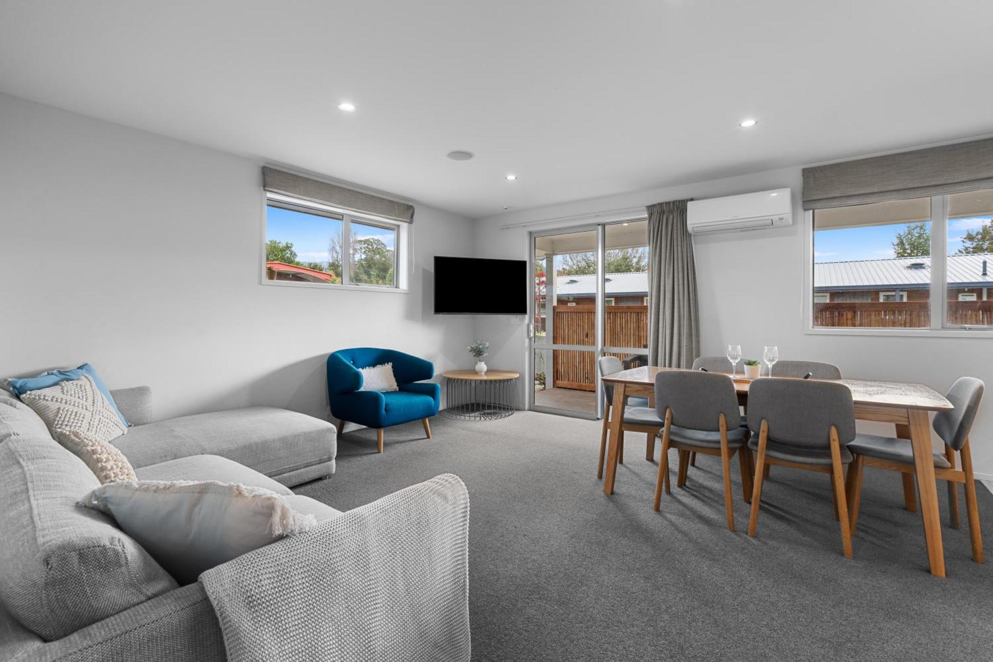 Tasman Holiday Parks - Te Anau Exteriör bild A staged living room