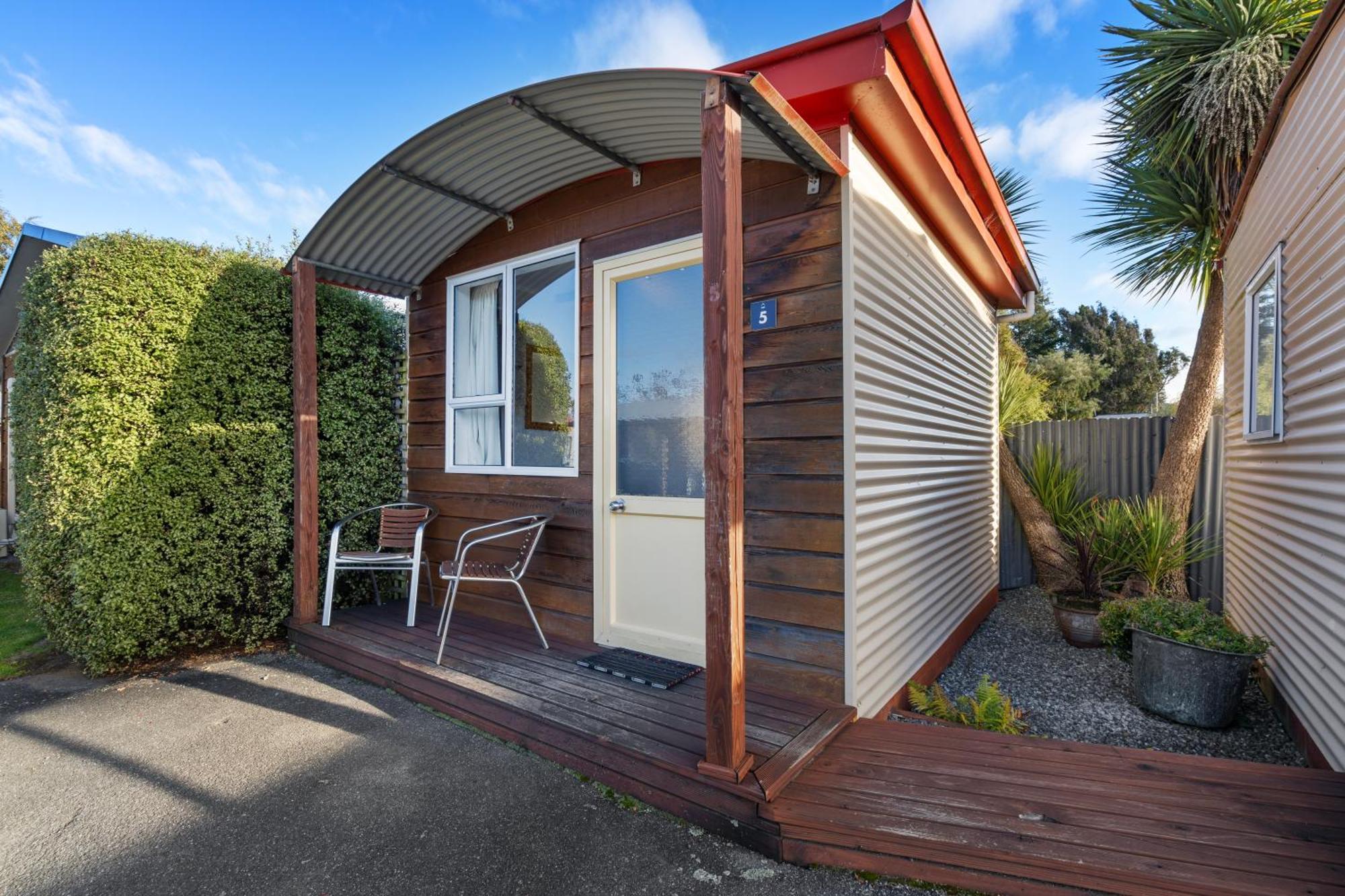 Tasman Holiday Parks - Te Anau Exteriör bild A bach in Wellington, New Zealand