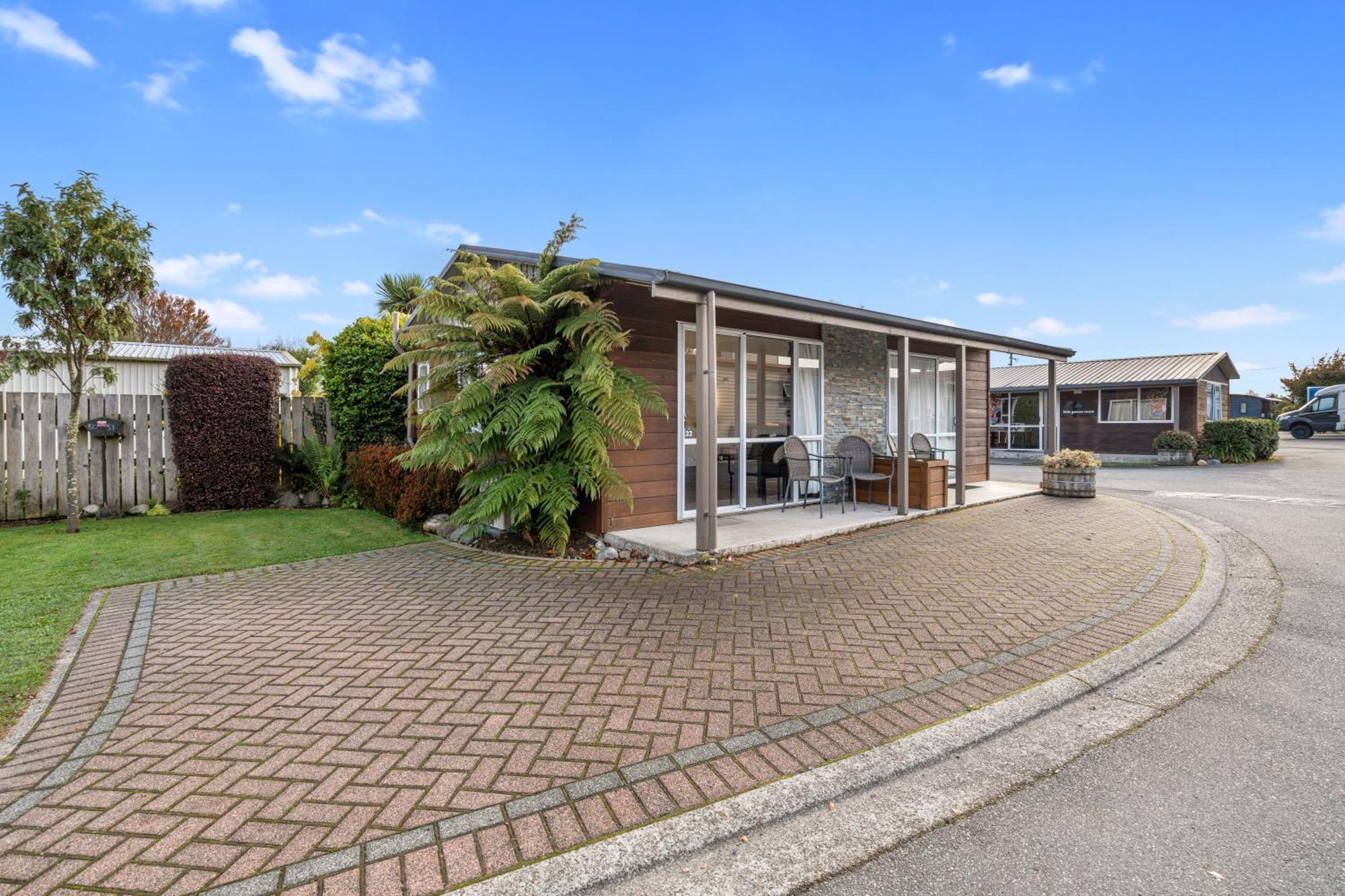 Tasman Holiday Parks - Te Anau Exteriör bild A typical bach in the Bay of Plenty