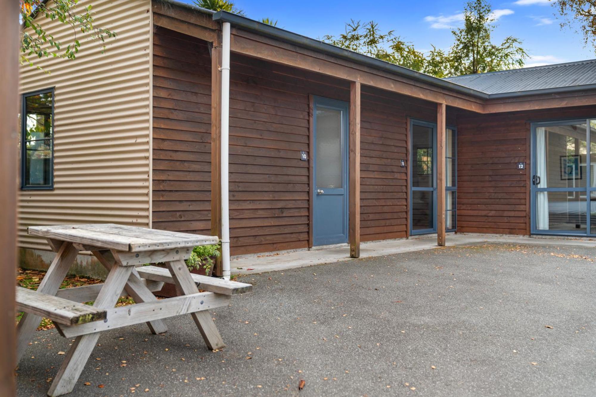 Tasman Holiday Parks - Te Anau Exteriör bild The old school building