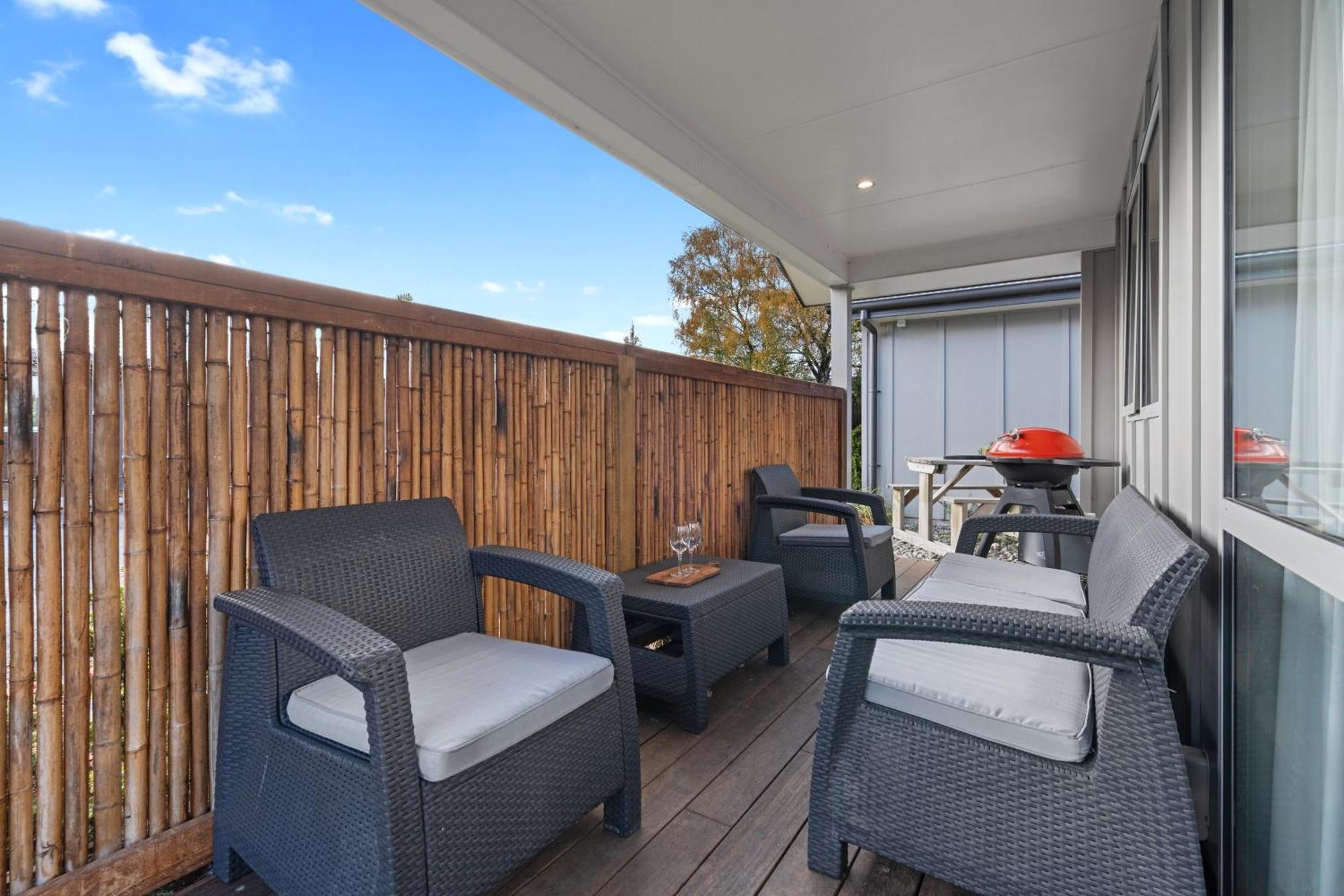 Tasman Holiday Parks - Te Anau Exteriör bild A balcony