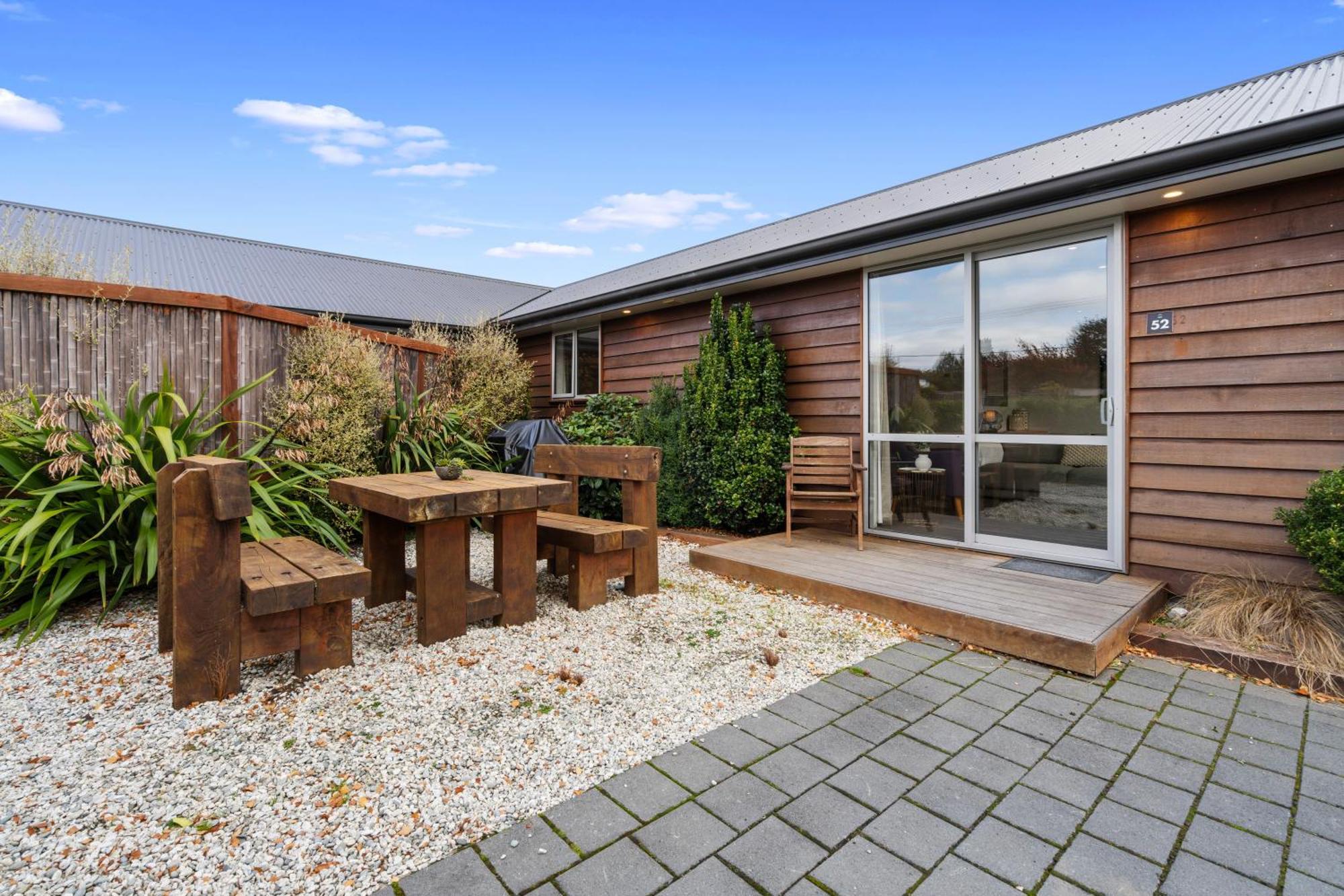 Tasman Holiday Parks - Te Anau Exteriör bild A house in the suburb of Flat Bush, Auckland, New Zealand.