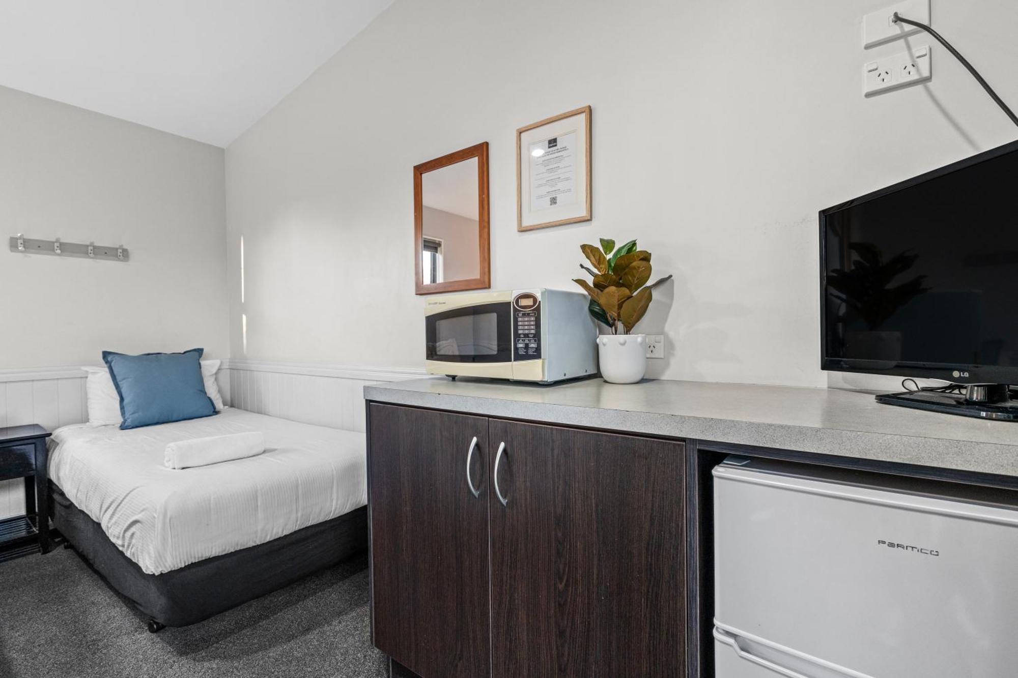 Tasman Holiday Parks - Te Anau Exteriör bild A typical studio apartment