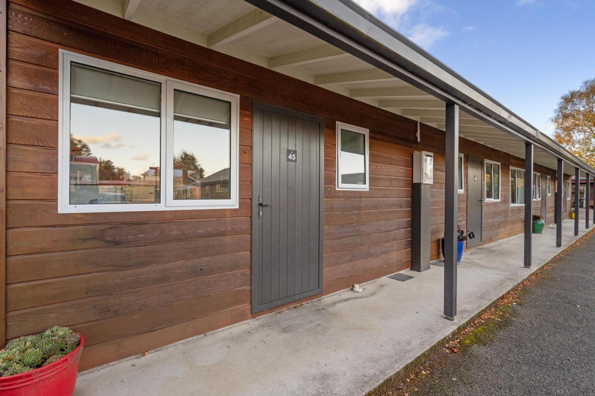 Tasman Holiday Parks - Te Anau Exteriör bild The exterior of the hostel
