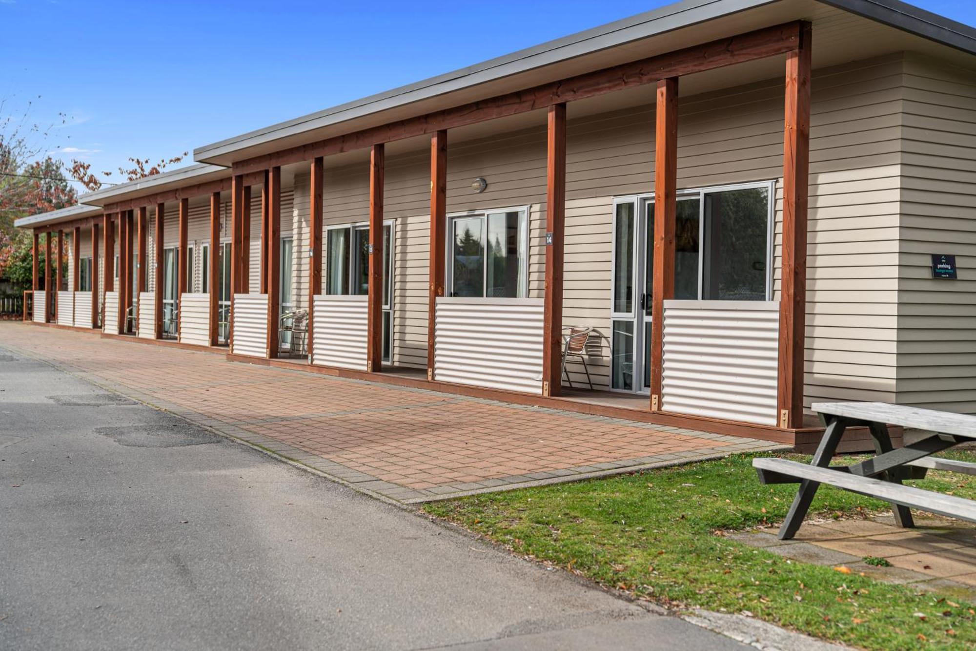 Tasman Holiday Parks - Te Anau Exteriör bild The motel at the station