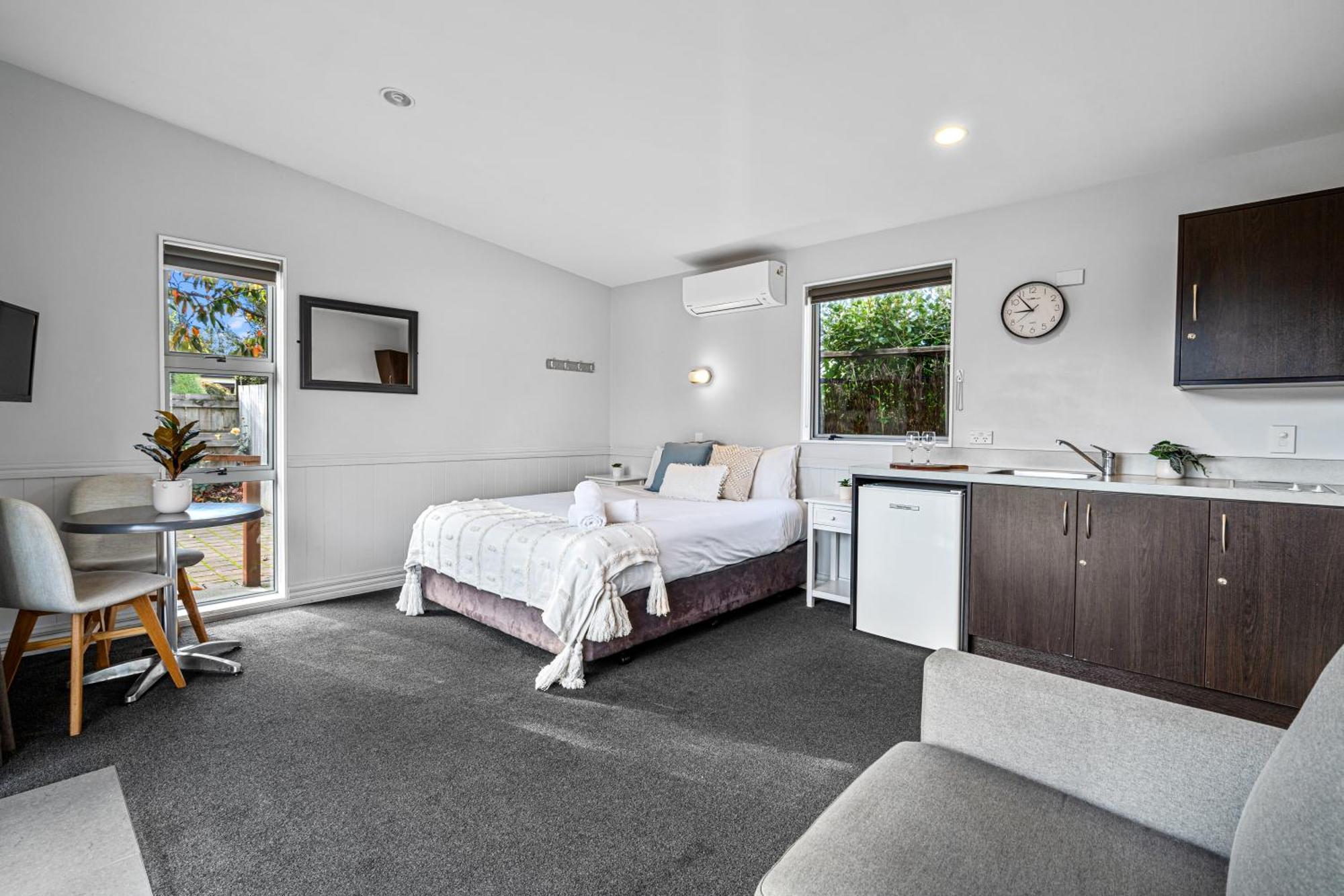 Tasman Holiday Parks - Te Anau Exteriör bild A studio apartment in Australia