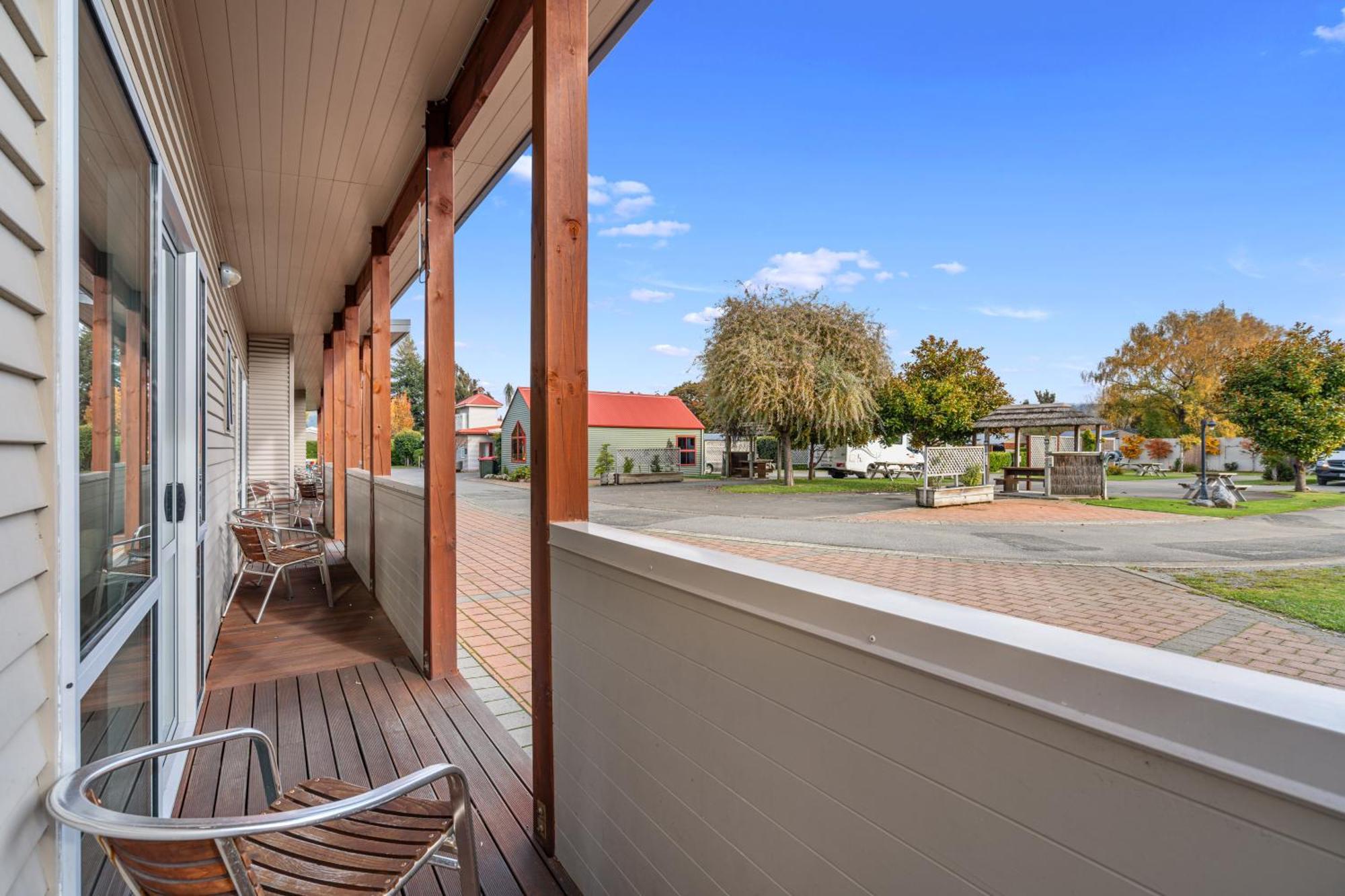 Tasman Holiday Parks - Te Anau Exteriör bild The deck of a one-bedroom apartment at the hotel