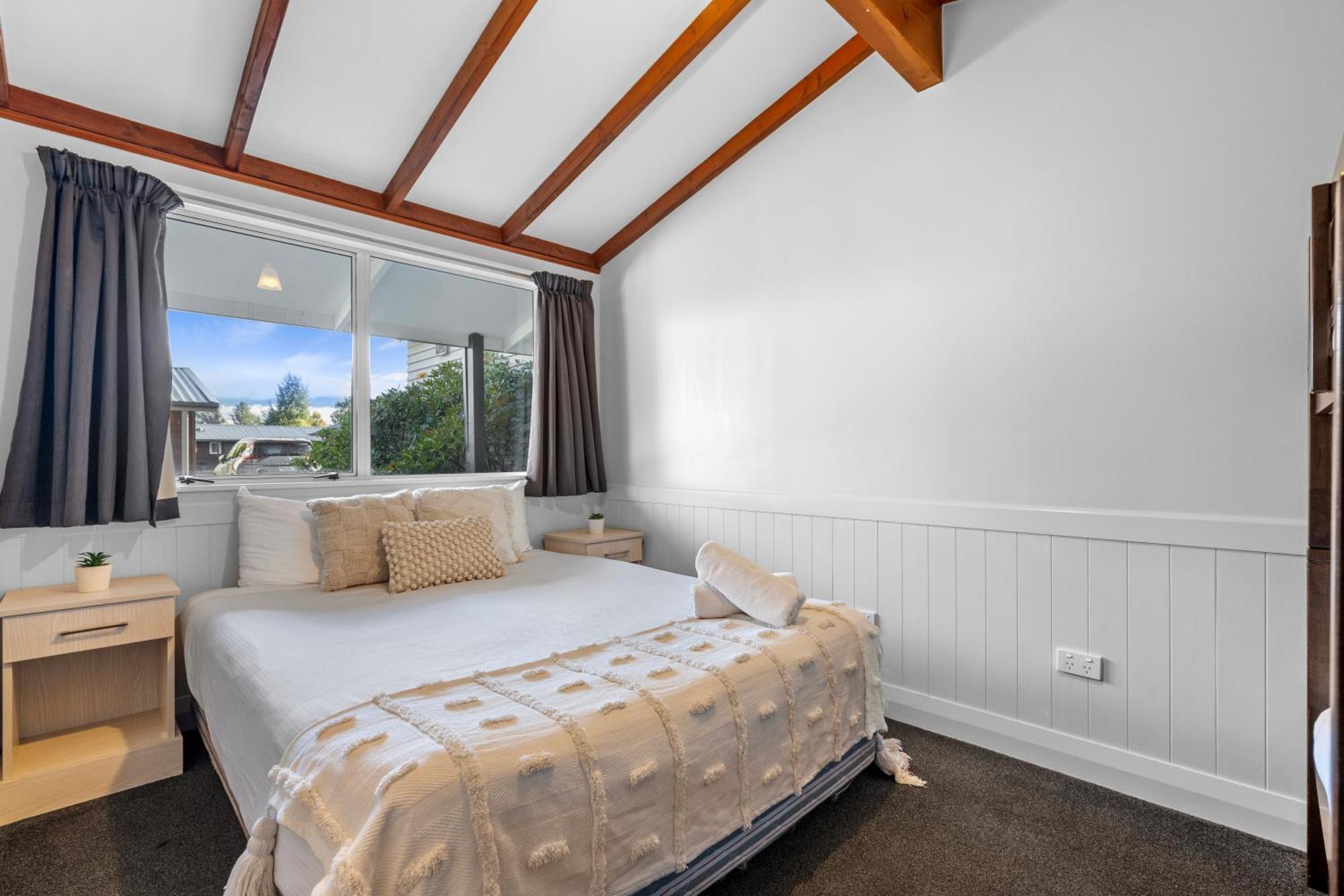 Tasman Holiday Parks - Te Anau Exteriör bild A bedroom with a high ceiling