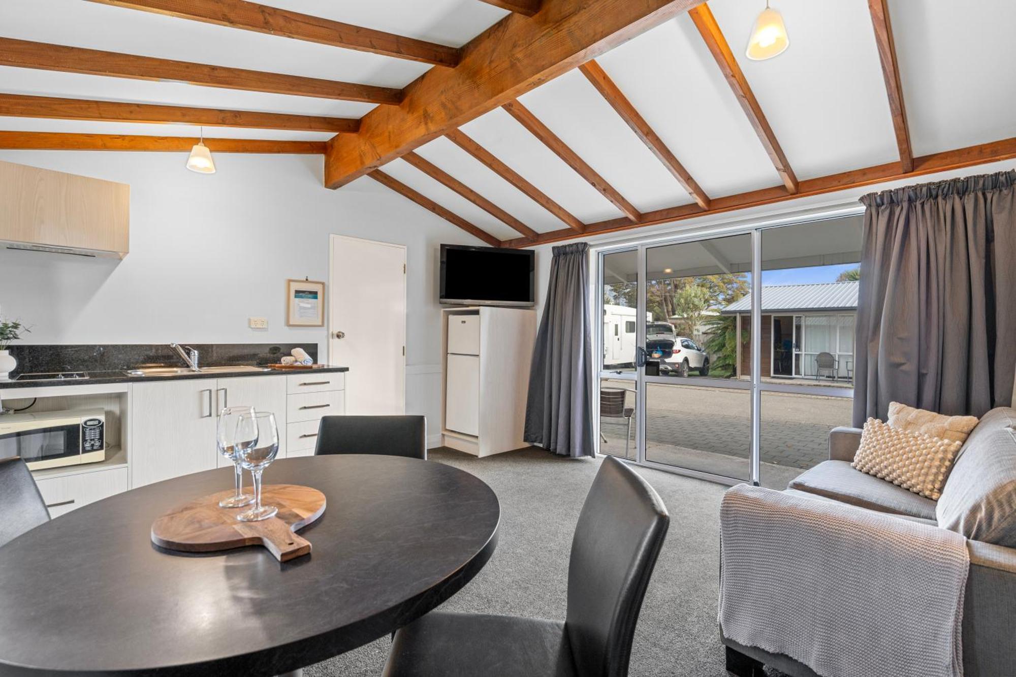 Tasman Holiday Parks - Te Anau Exteriör bild A typical two bedroom apartment