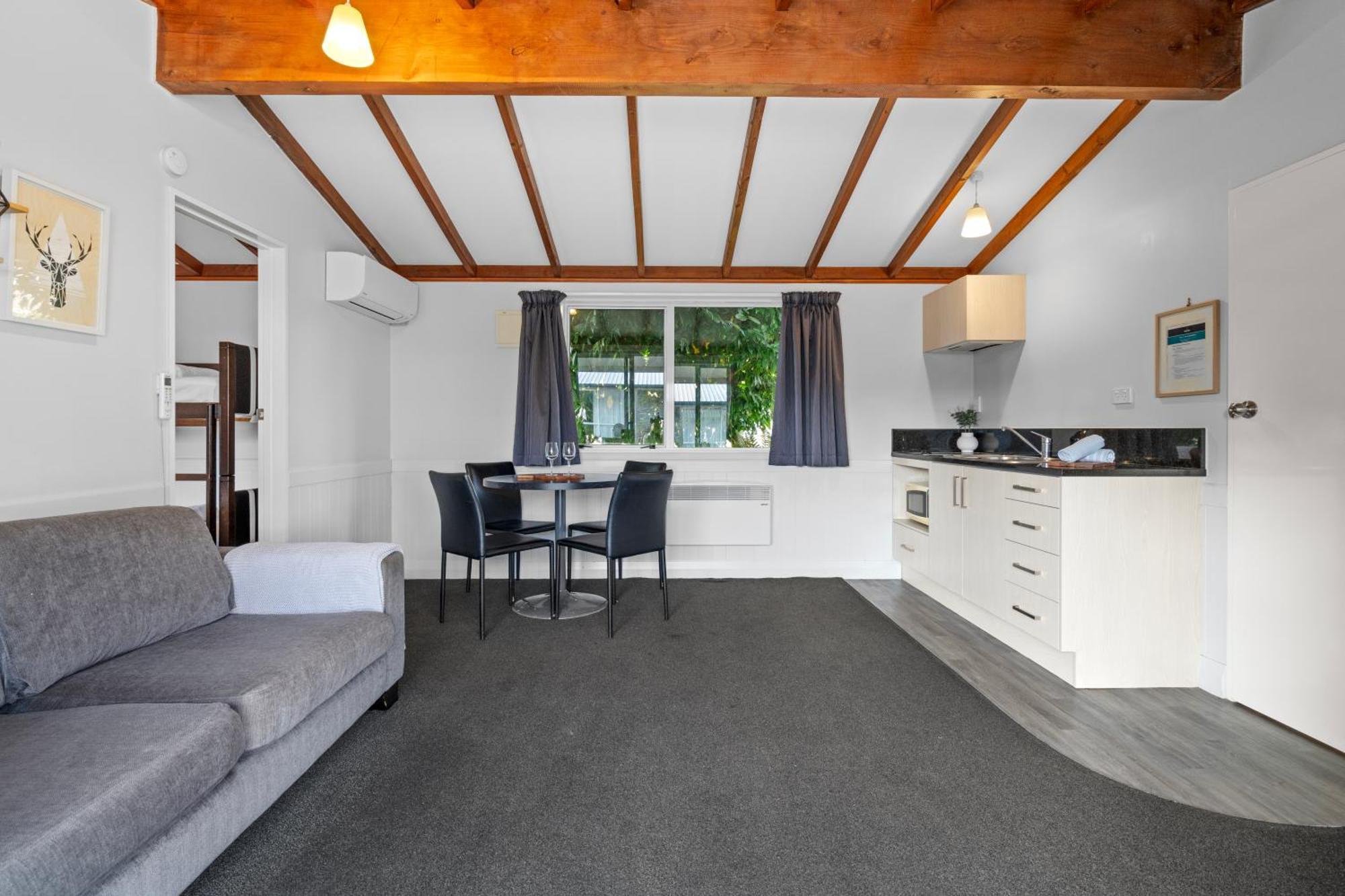 Tasman Holiday Parks - Te Anau Exteriör bild A typical studio apartment