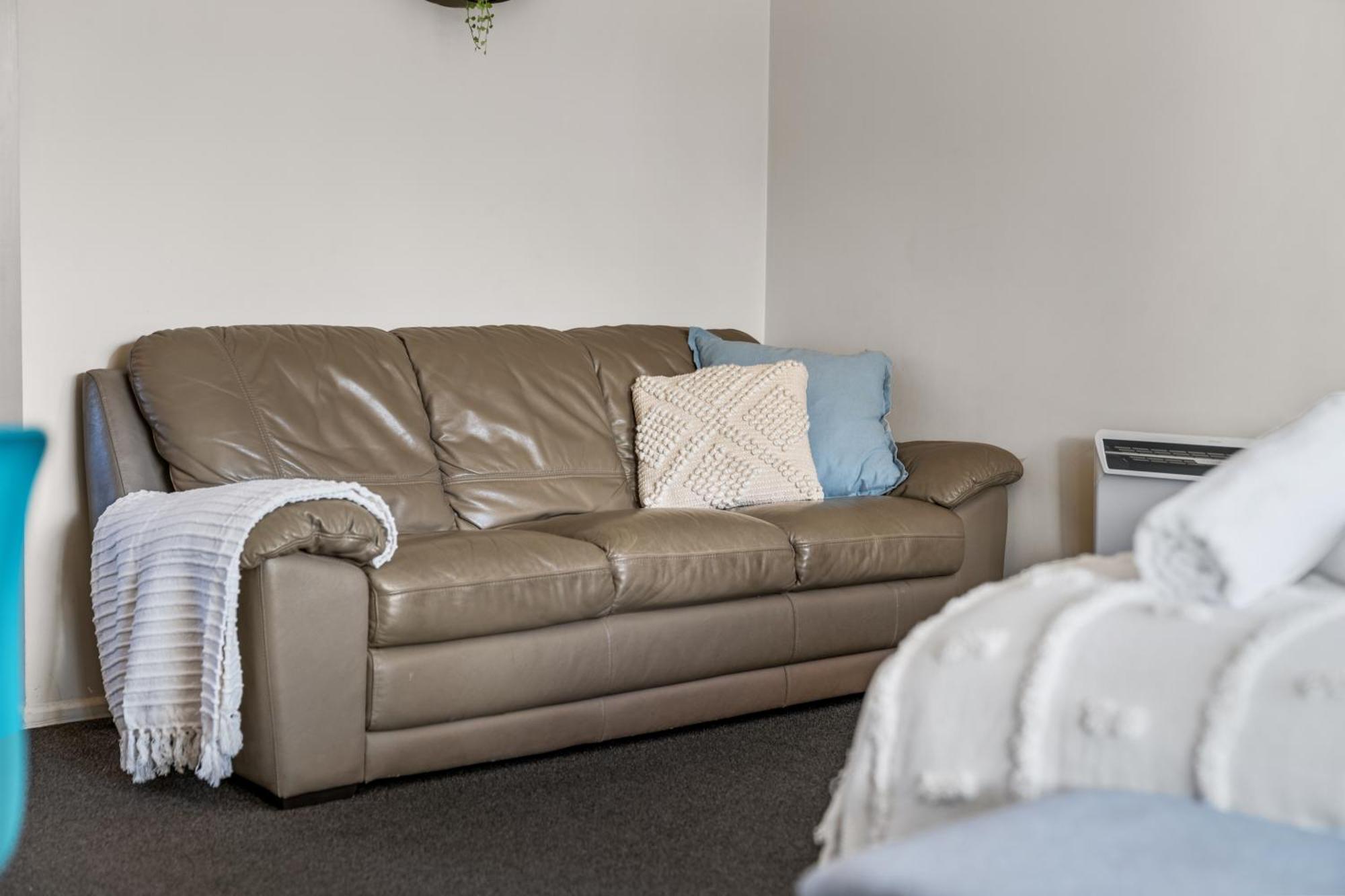 Tasman Holiday Parks - Te Anau Exteriör bild A leather sofa