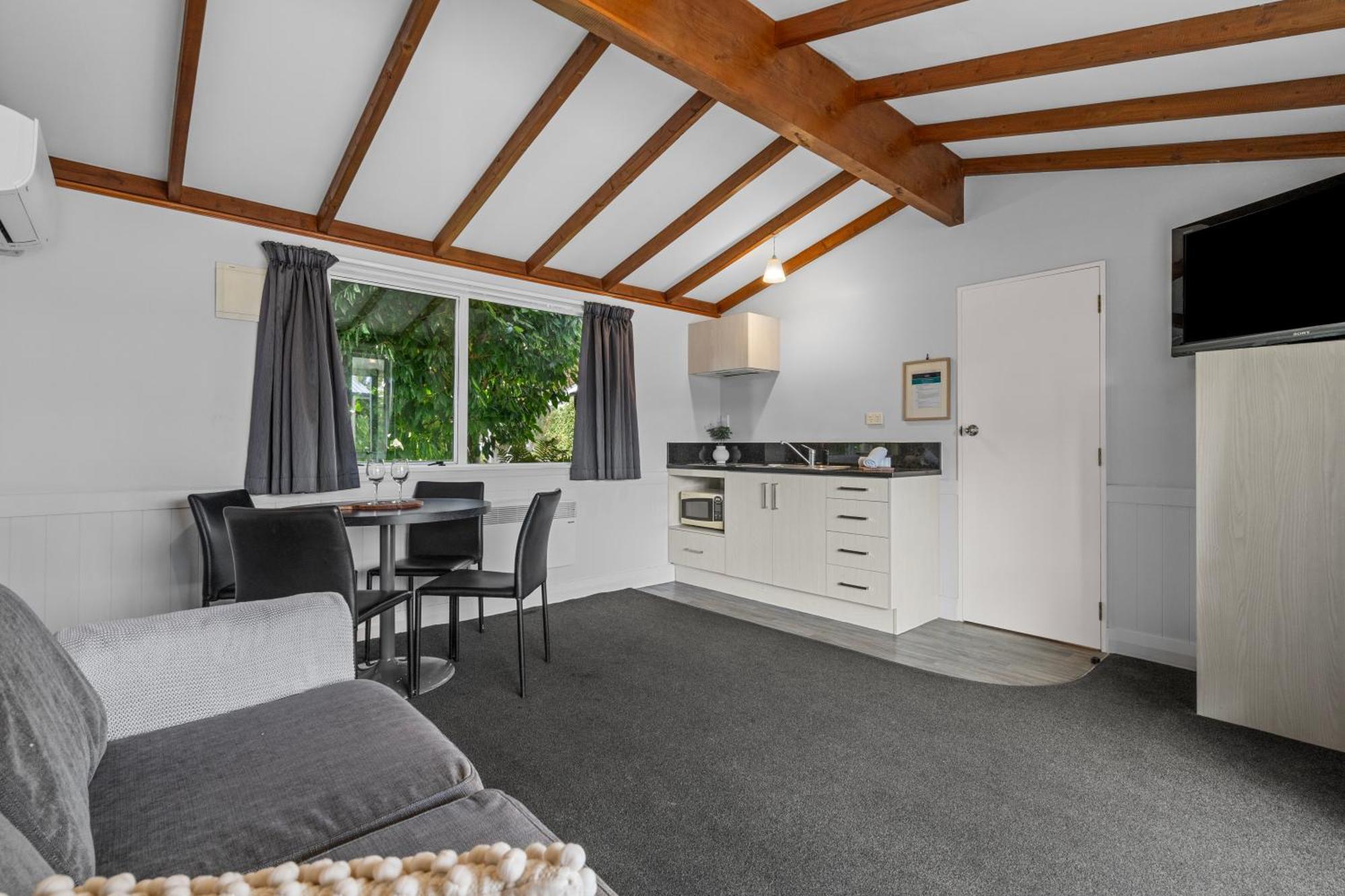 Tasman Holiday Parks - Te Anau Exteriör bild A typical studio apartment