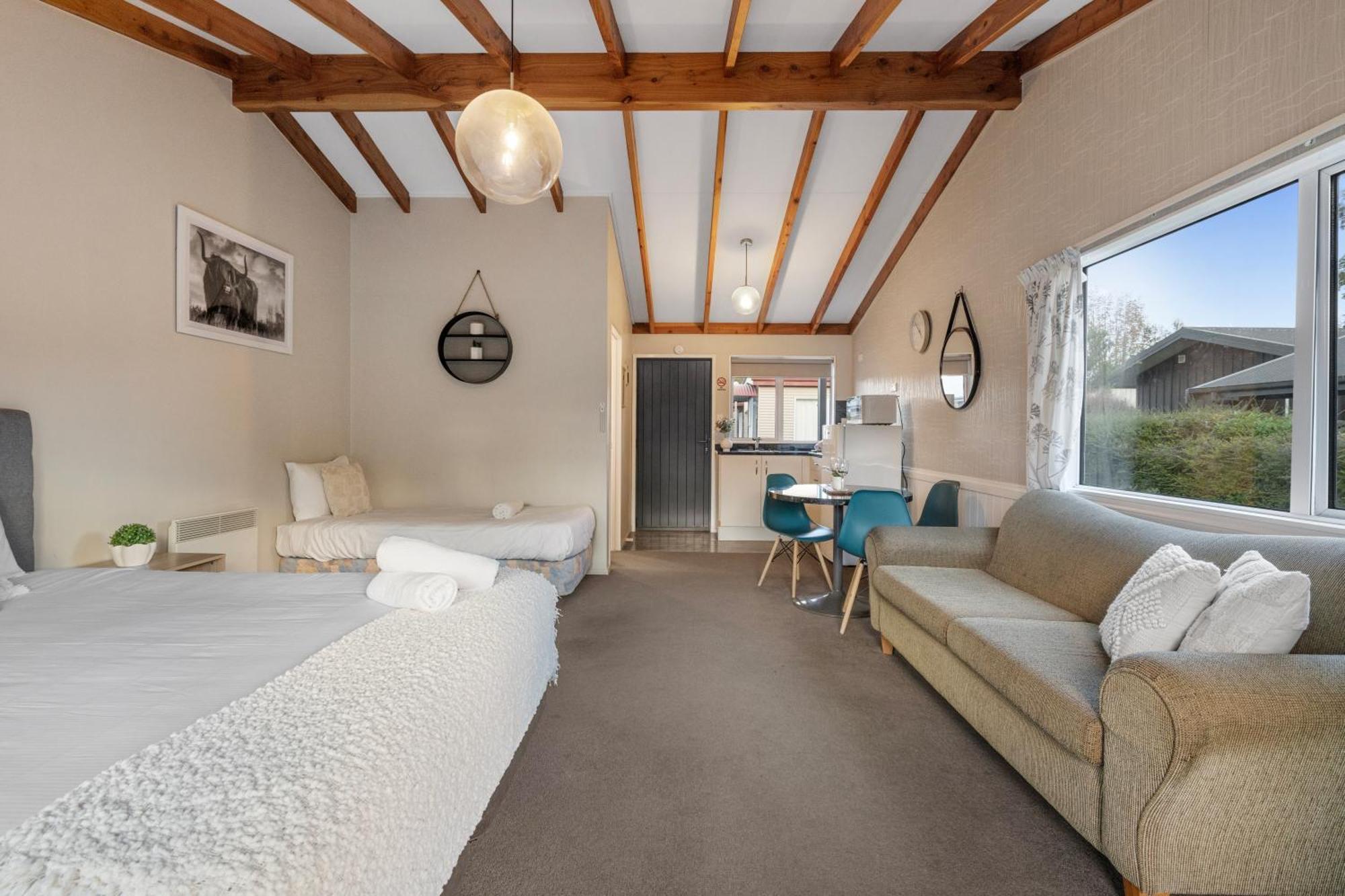 Tasman Holiday Parks - Te Anau Exteriör bild A typical studio apartment