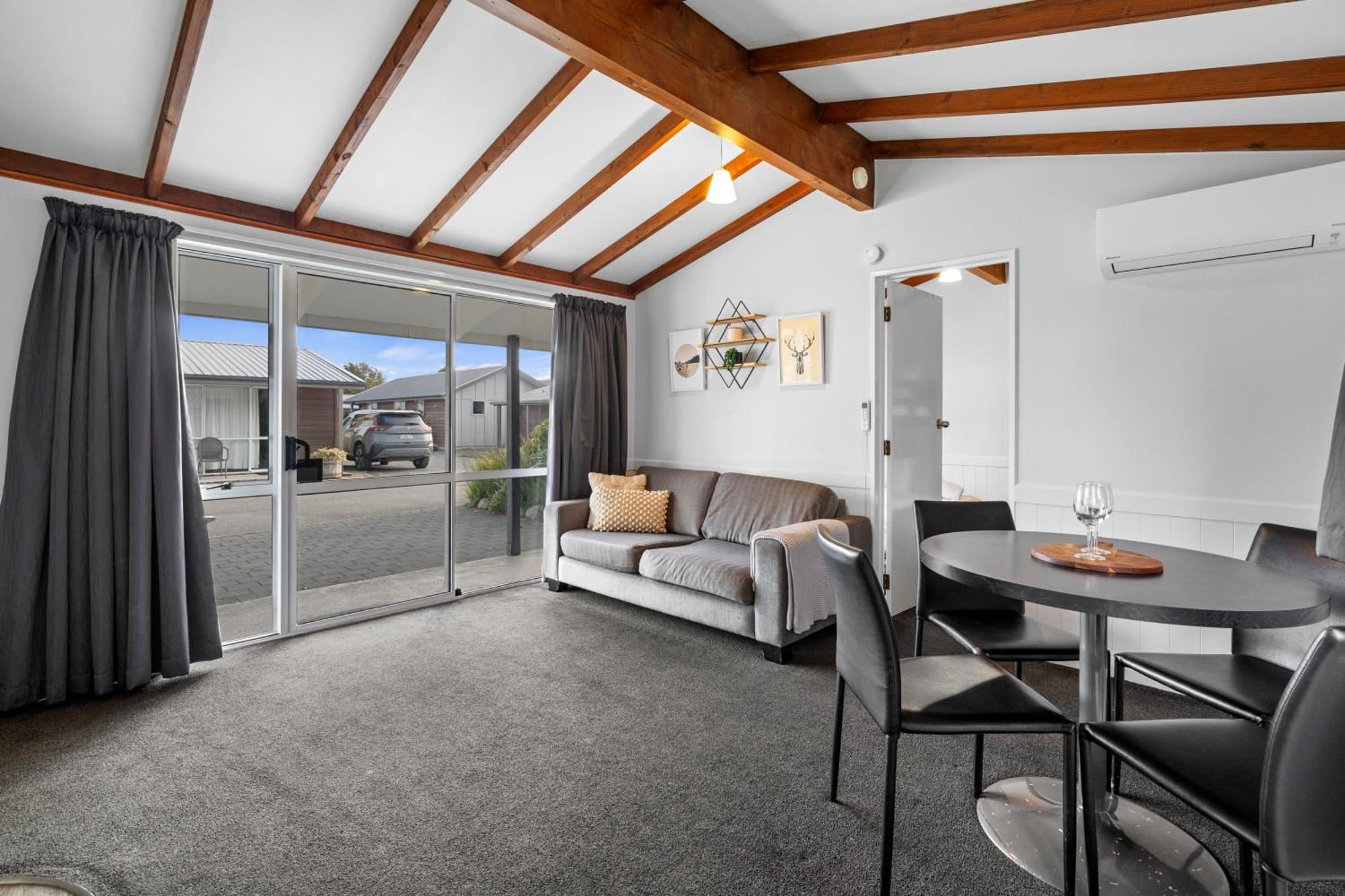 Tasman Holiday Parks - Te Anau Exteriör bild A typical one bedroom studio