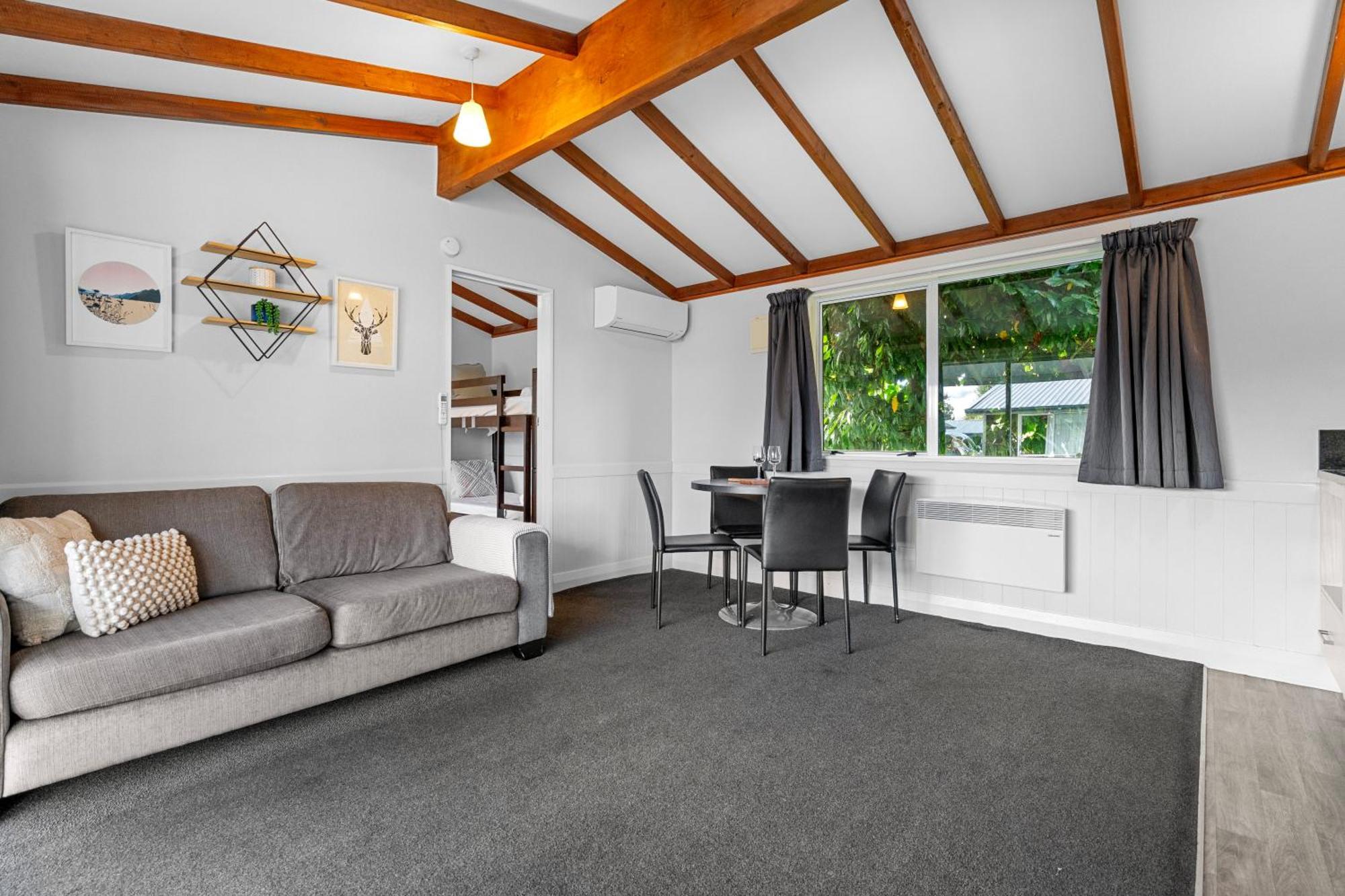 Tasman Holiday Parks - Te Anau Exteriör bild A typical one-bedroom apartment