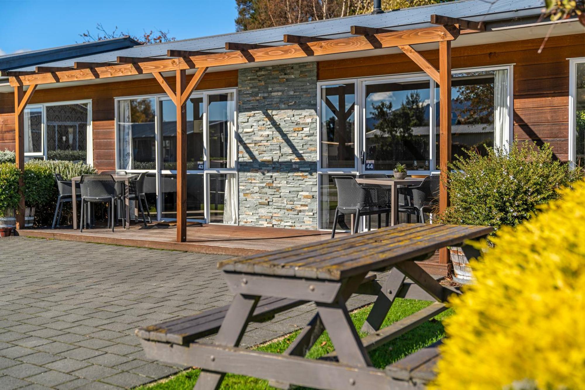 Tasman Holiday Parks - Te Anau Exteriör bild The cafe at the visitor centre