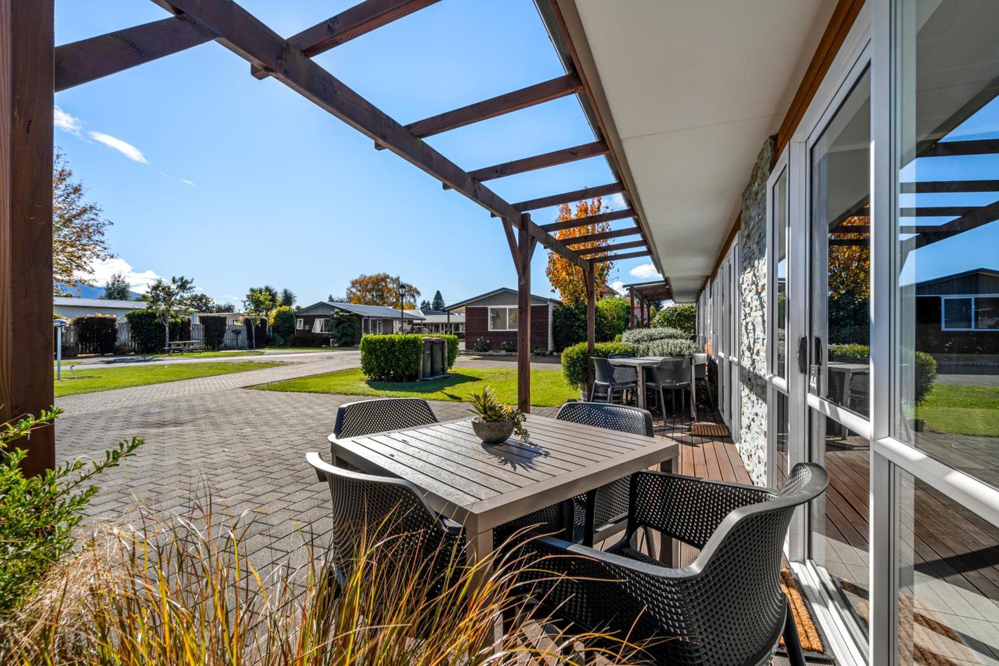 Tasman Holiday Parks - Te Anau Exteriör bild The Village at The Lakes College