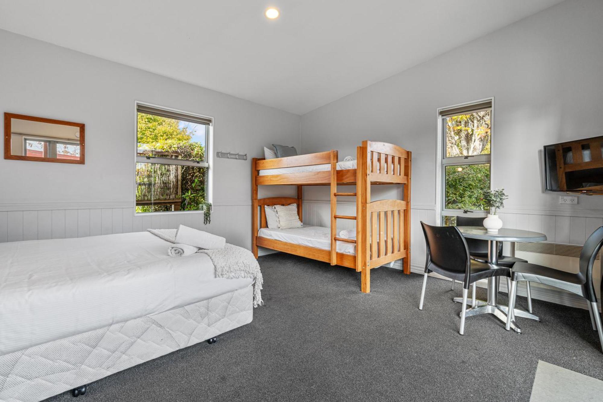 Tasman Holiday Parks - Te Anau Exteriör bild A typical studio room at a backpackers' hostel in Dunedin, New Zealand