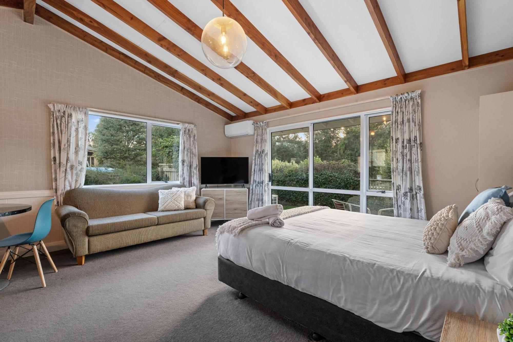 Tasman Holiday Parks - Te Anau Exteriör bild A bedroom in a house
