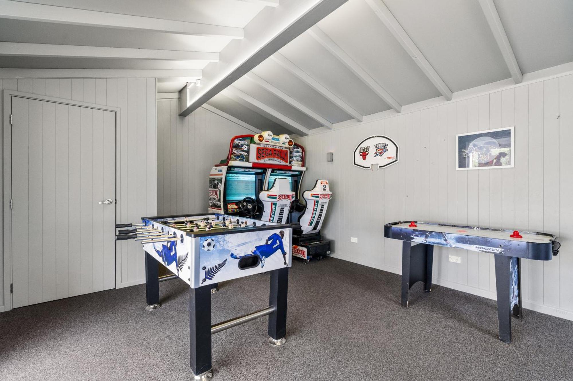 Tasman Holiday Parks - Te Anau Exteriör bild A games room