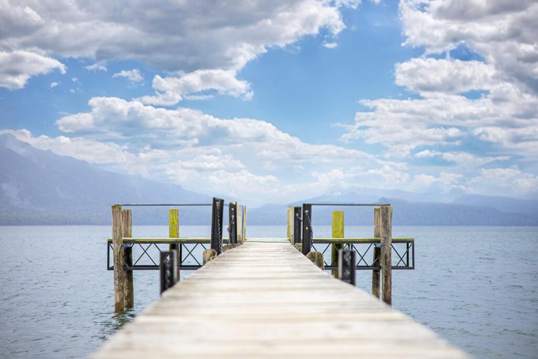 Tasman Holiday Parks - Te Anau Exteriör bild The pier at the lake