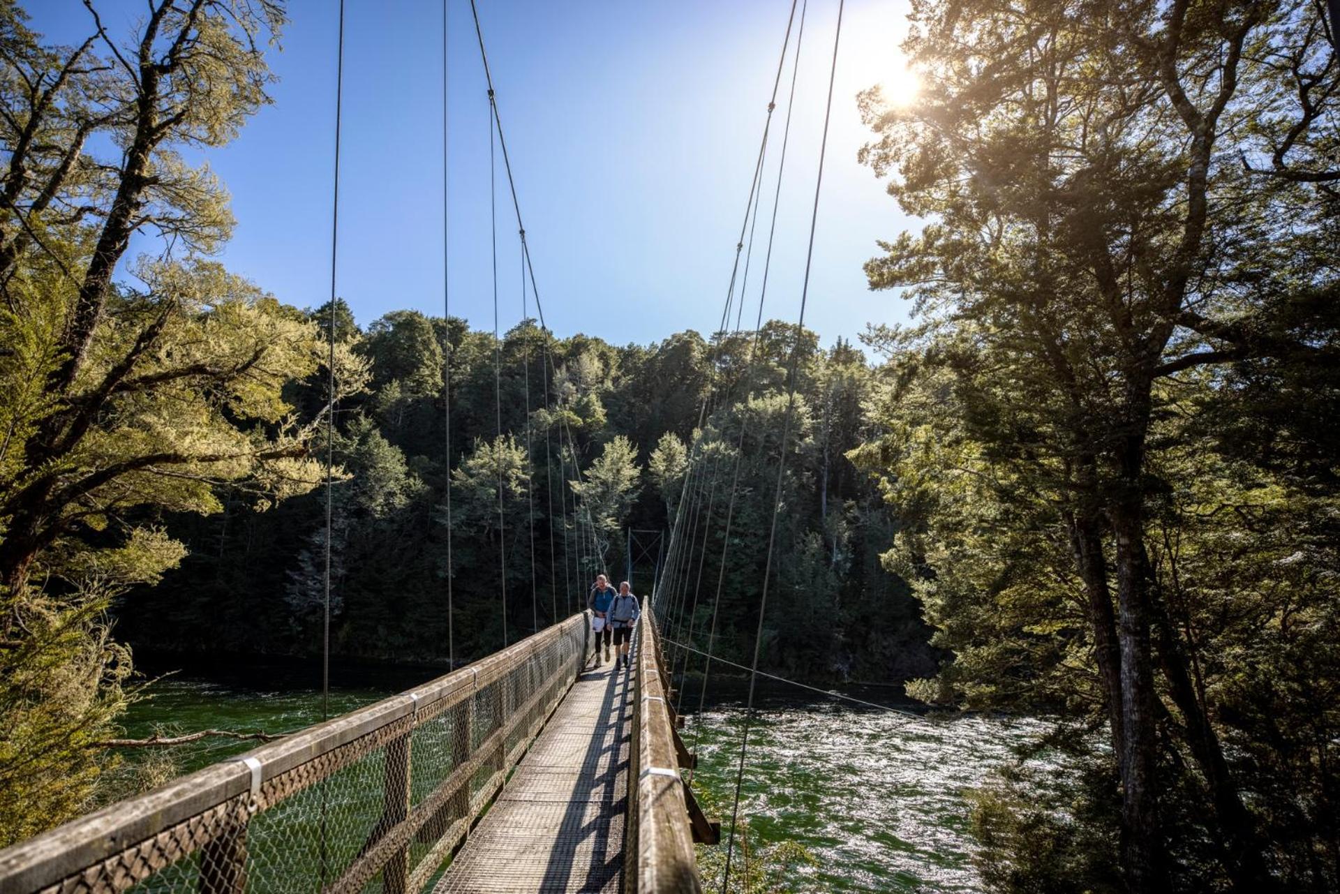 Tasman Holiday Parks - Te Anau Exteriör bild Swing bridge over the Heaphy River