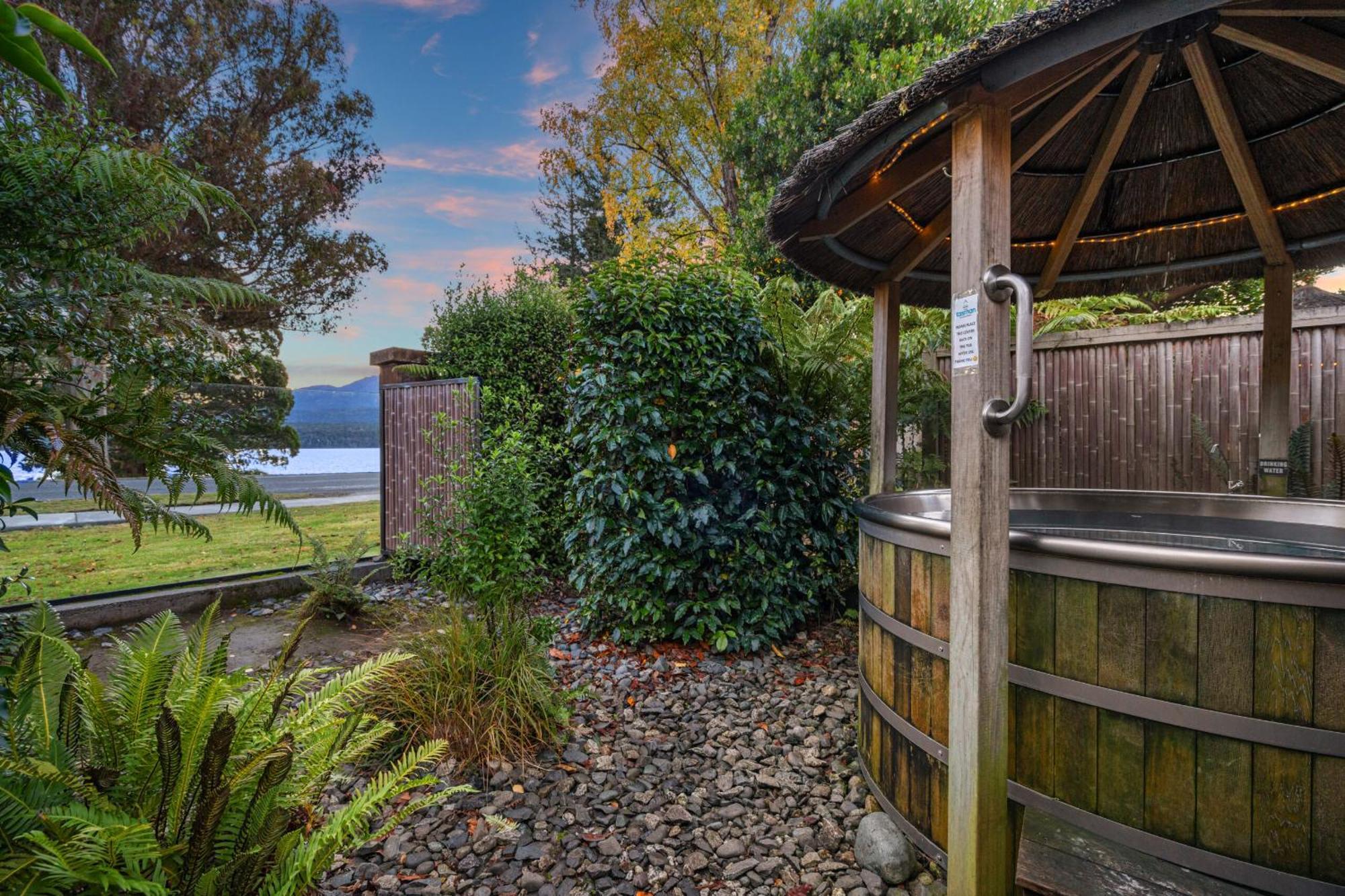 Tasman Holiday Parks - Te Anau Exteriör bild Hot Tub at the Lake