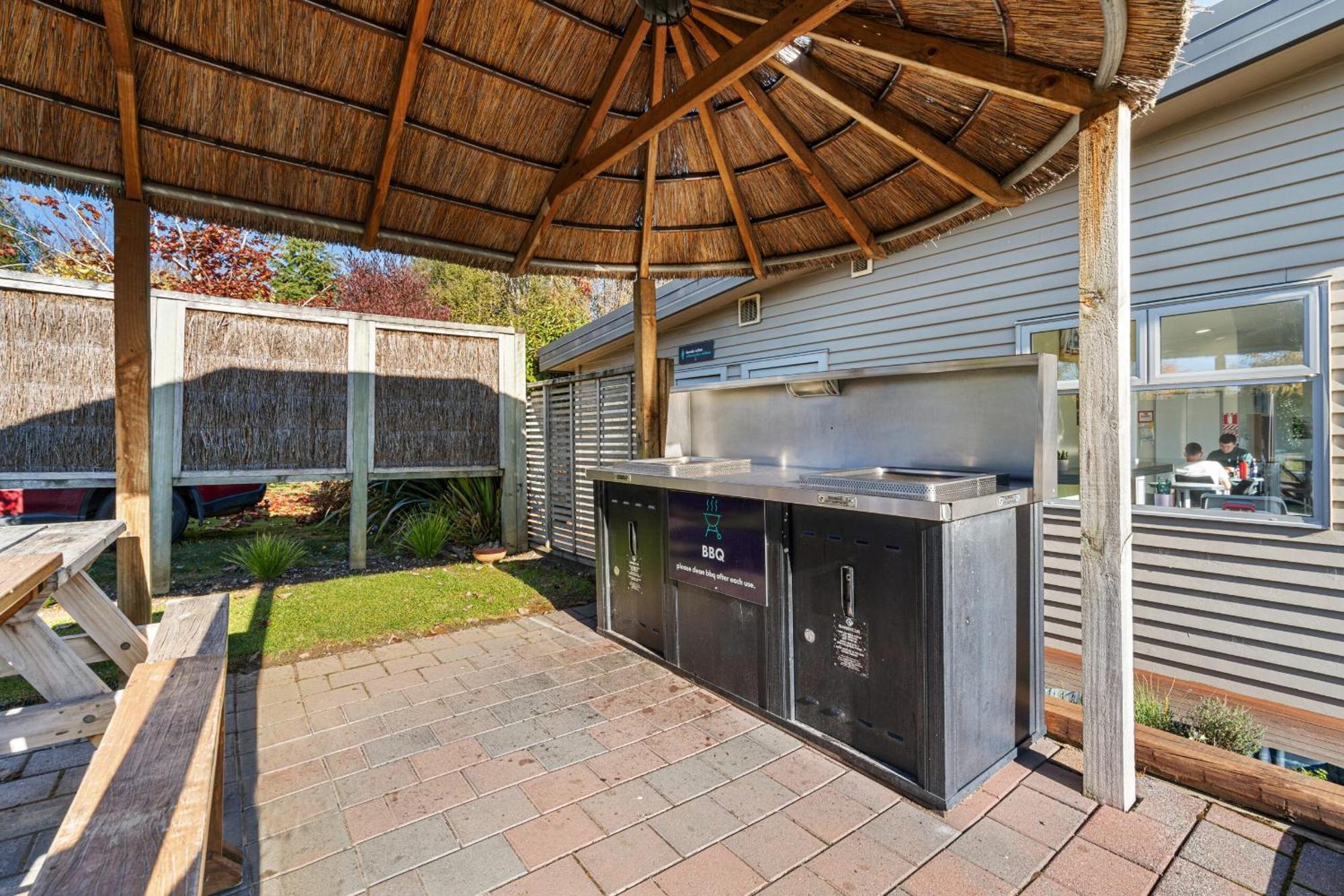 Tasman Holiday Parks - Te Anau Exteriör bild Outdoor kitchen