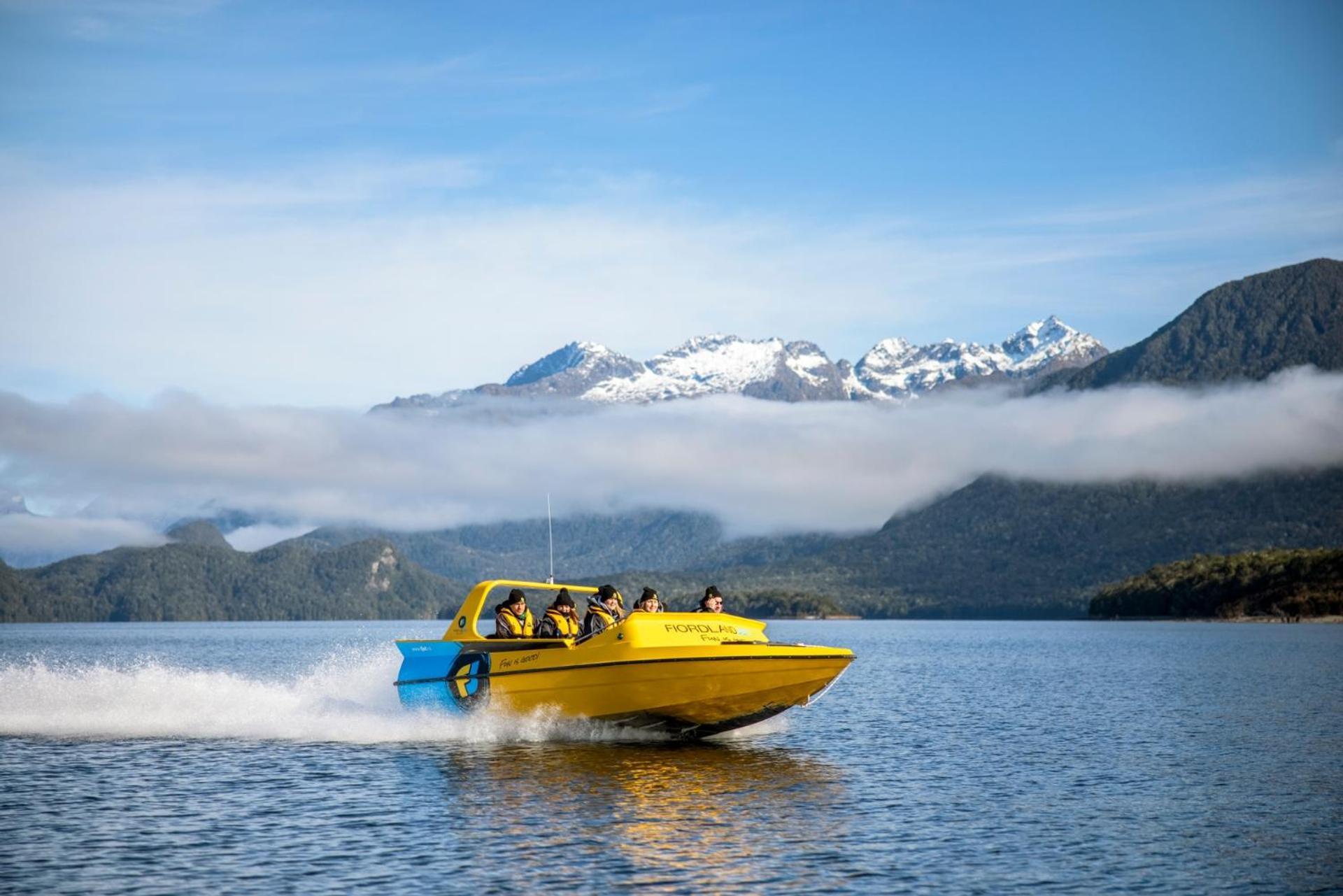 Tasman Holiday Parks - Te Anau Exteriör bild Jet boat on Lake Te Anau