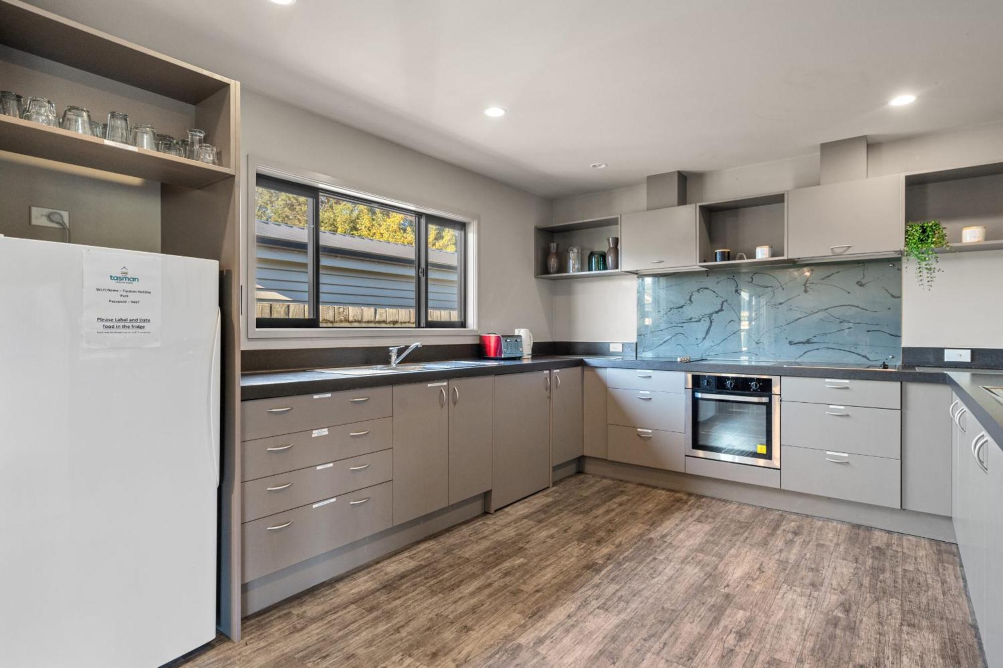 Tasman Holiday Parks - Te Anau Exteriör bild A modern kitchen