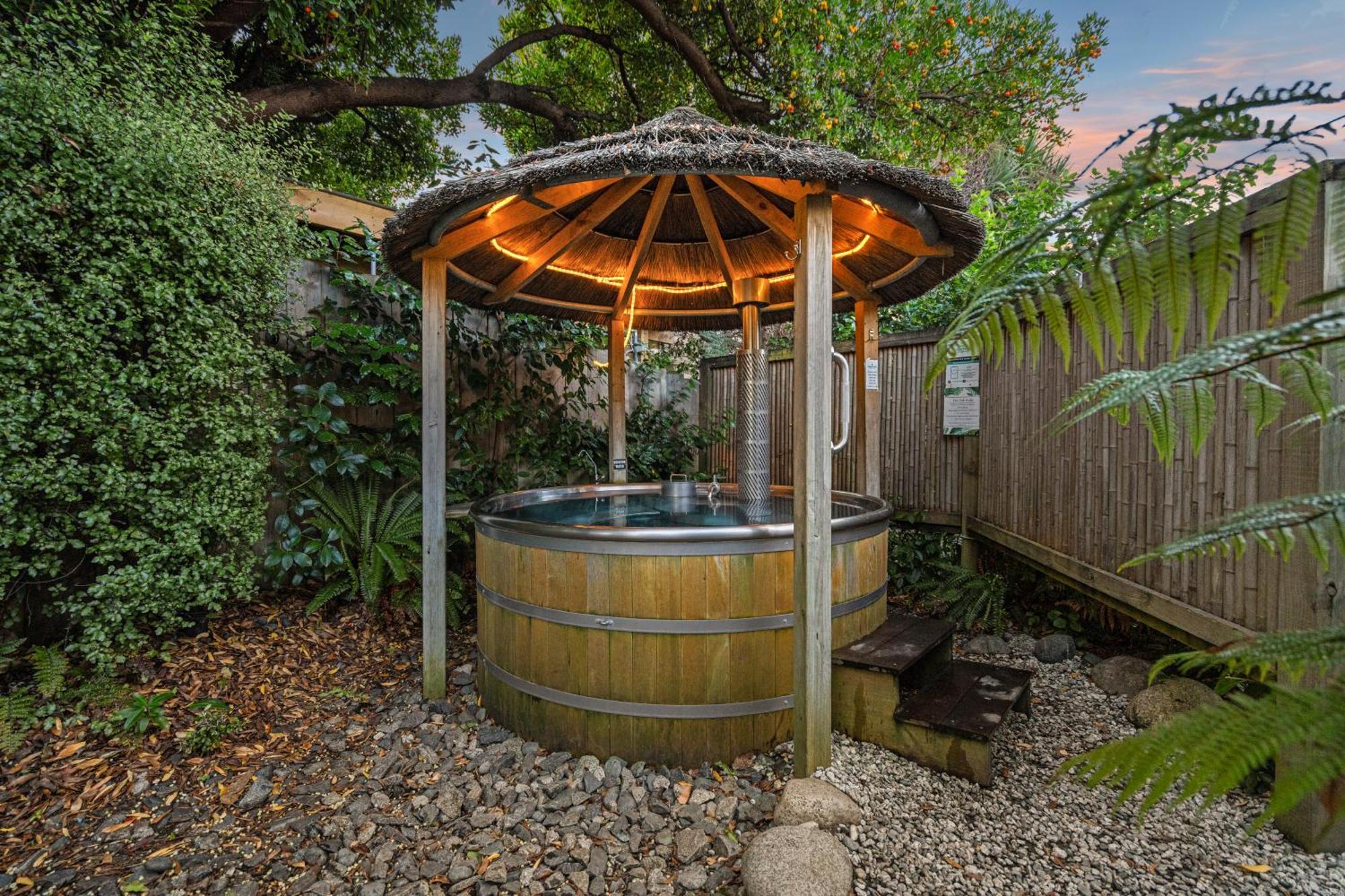 Tasman Holiday Parks - Te Anau Exteriör bild A hot tub in a backyard