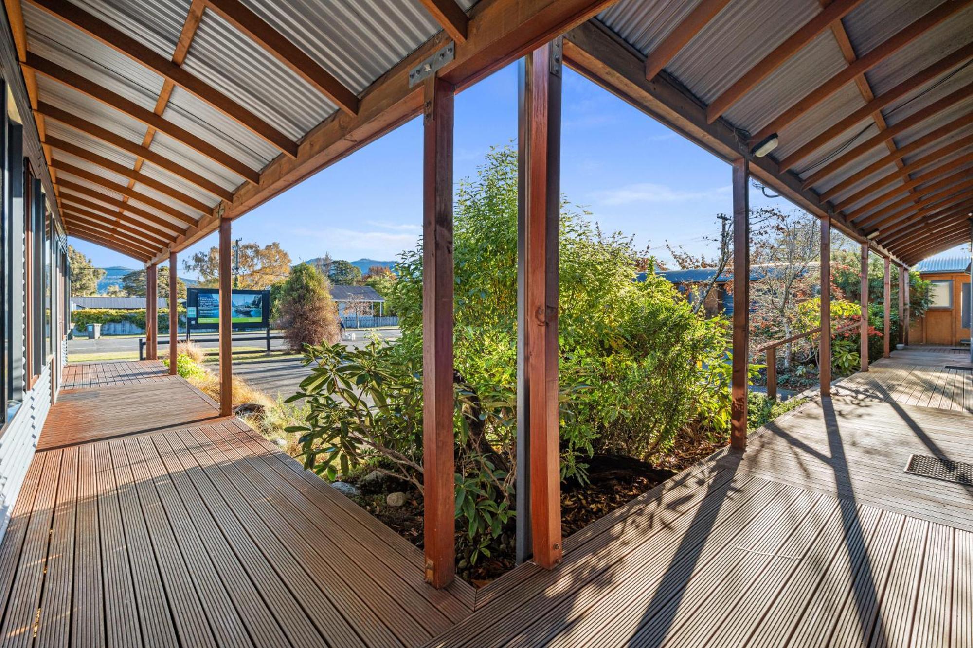 Tasman Holiday Parks - Te Anau Exteriör bild The deck at the front of the house