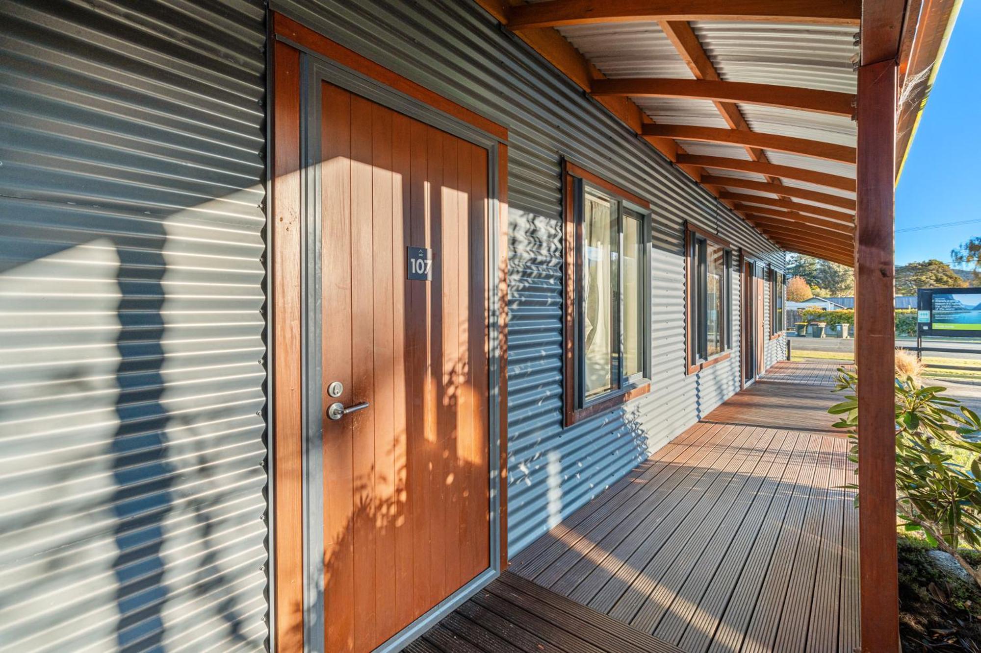 Tasman Holiday Parks - Te Anau Exteriör bild The exterior of a typical residential studio