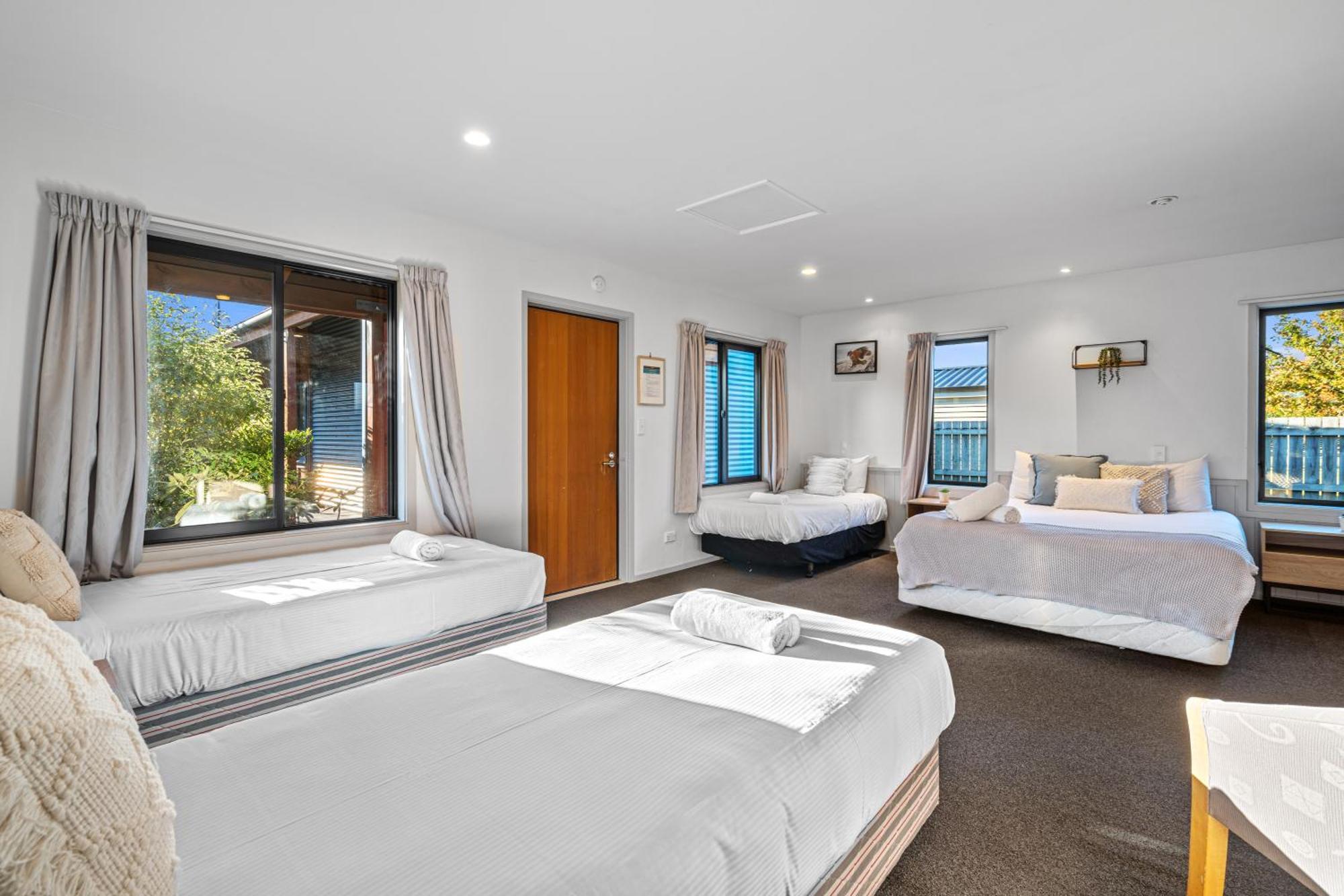 Tasman Holiday Parks - Te Anau Exteriör bild A typical motel room