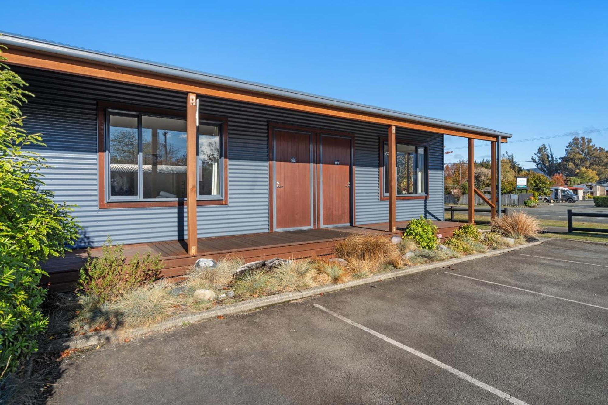 Tasman Holiday Parks - Te Anau Exteriör bild The former school hall, now the school library