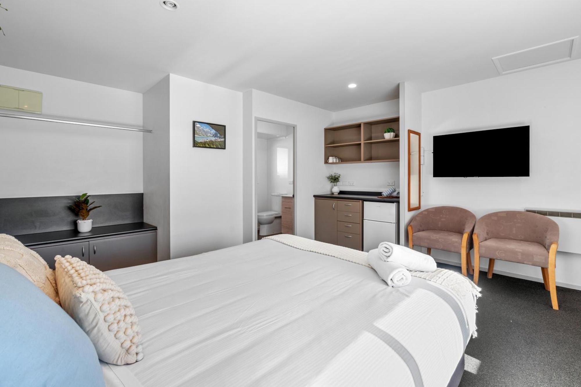 Tasman Holiday Parks - Te Anau Exteriör bild A typical studio apartment
